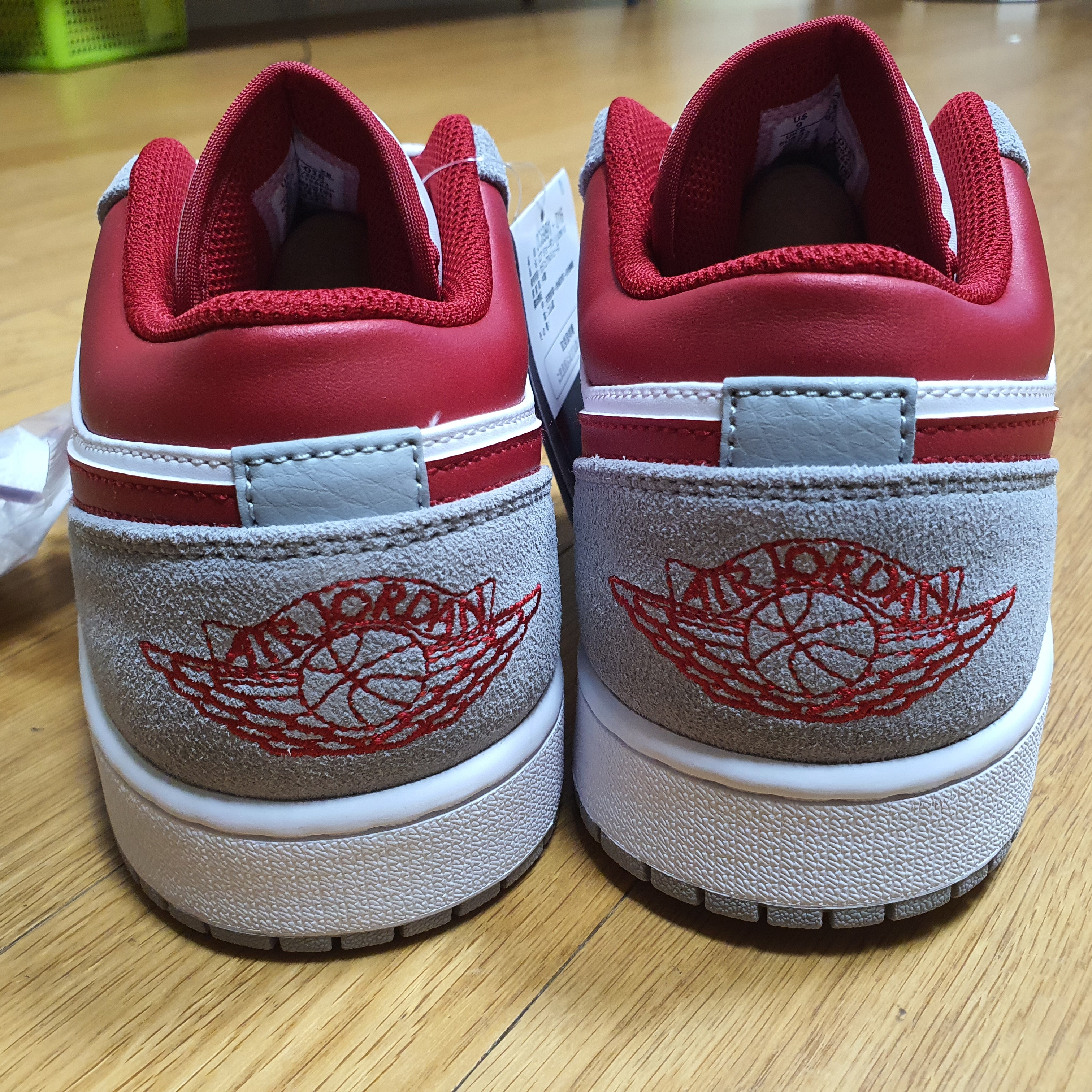 Jordan 1 Low SE Light Smoke Grey Gym Red 착용 스타일 - 4