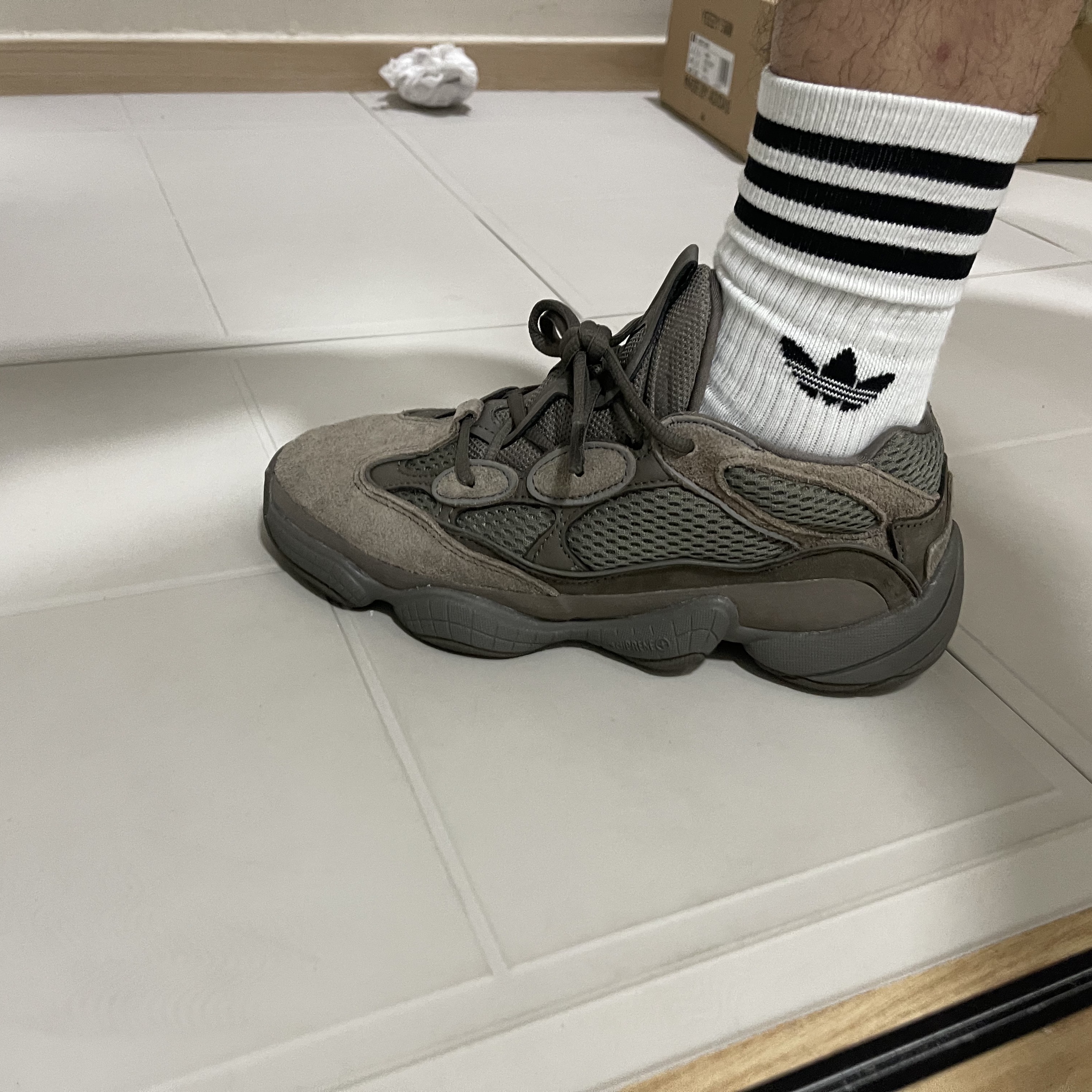 Adidas Yeezy 500 Clay Brown 착용 스타일 - 1