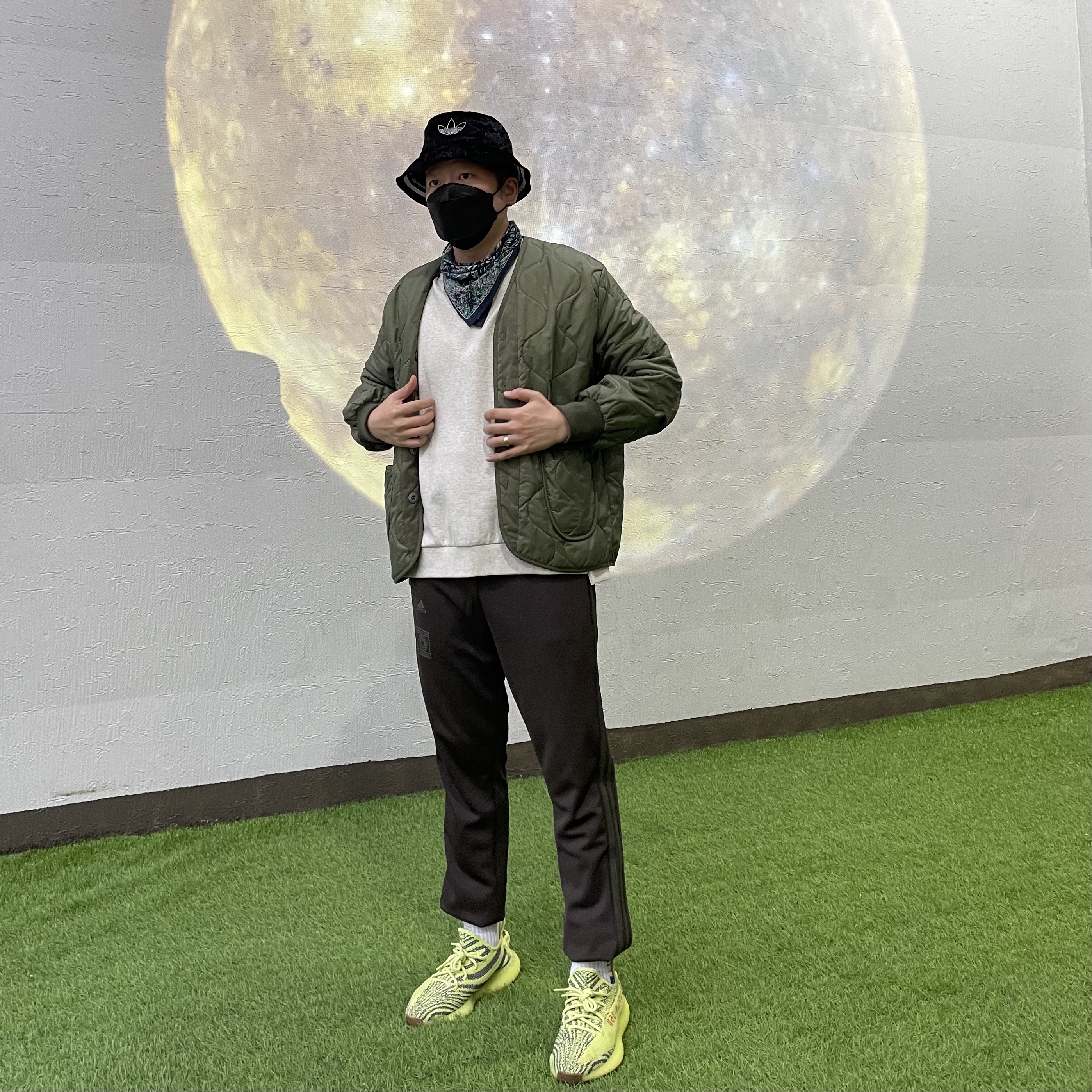 Adidas Yeezy Boost 350 V2 Semi Frozen Yellow 착용 스타일 - 3