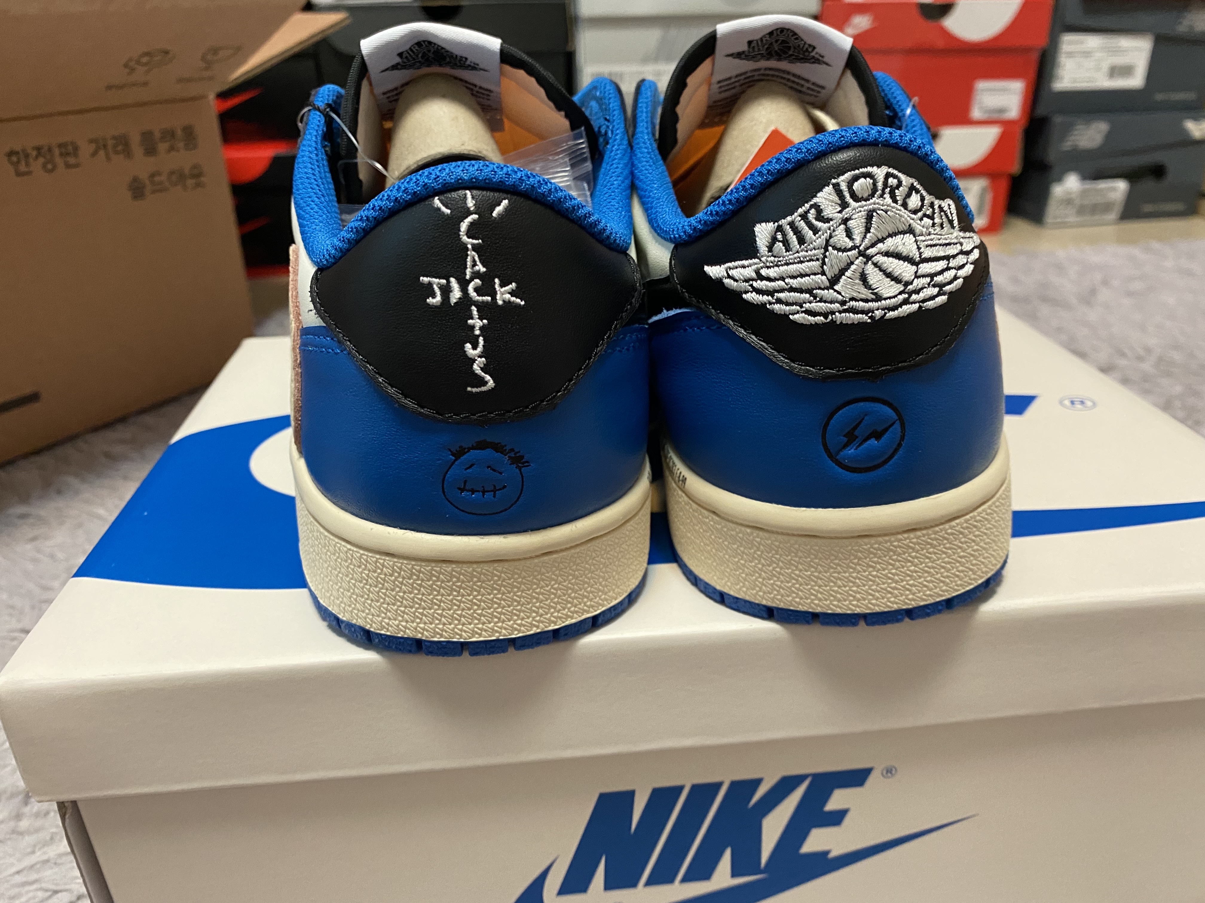 Jordan 1 x Travis Scott x Fragment Retro Low OG SP Military Blue 착용 스타일 - 3