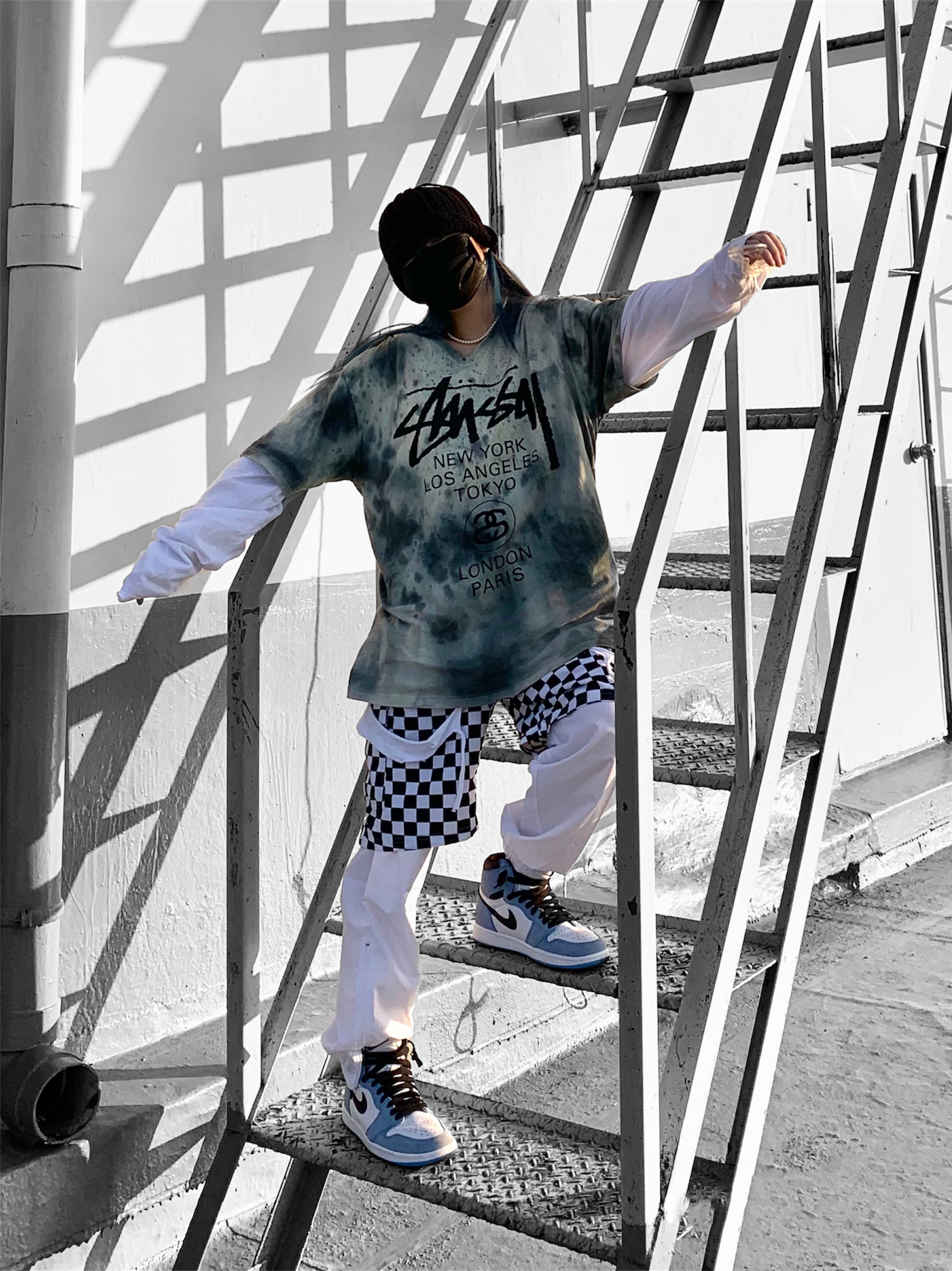 Stussy World Tour T-Shirt Pale Yellow 2021, Jordan 1 Retro High OG University Blue 착용 스타일 - 4