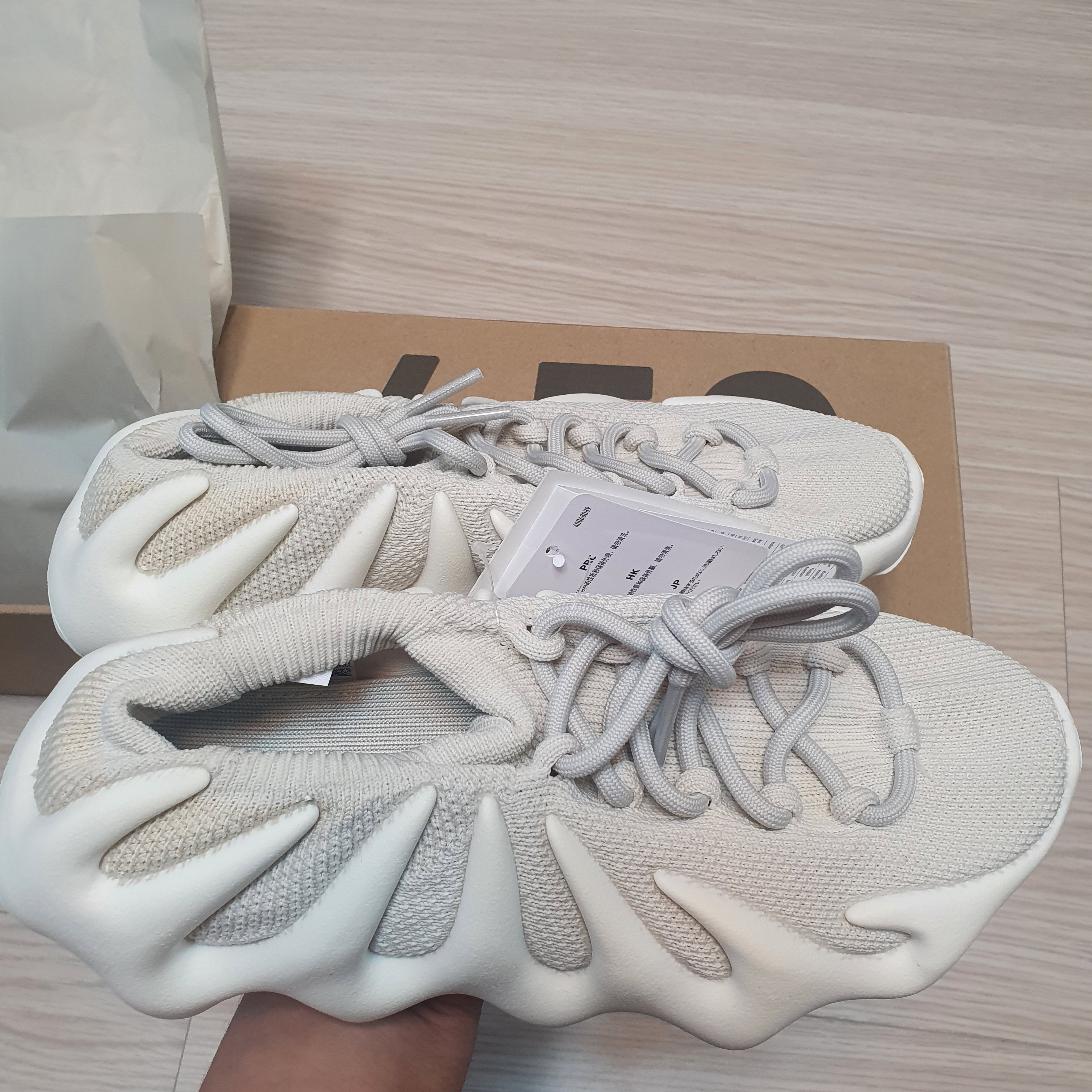 Adidas Yeezy 450 Cloud White 착용 스타일 - 3