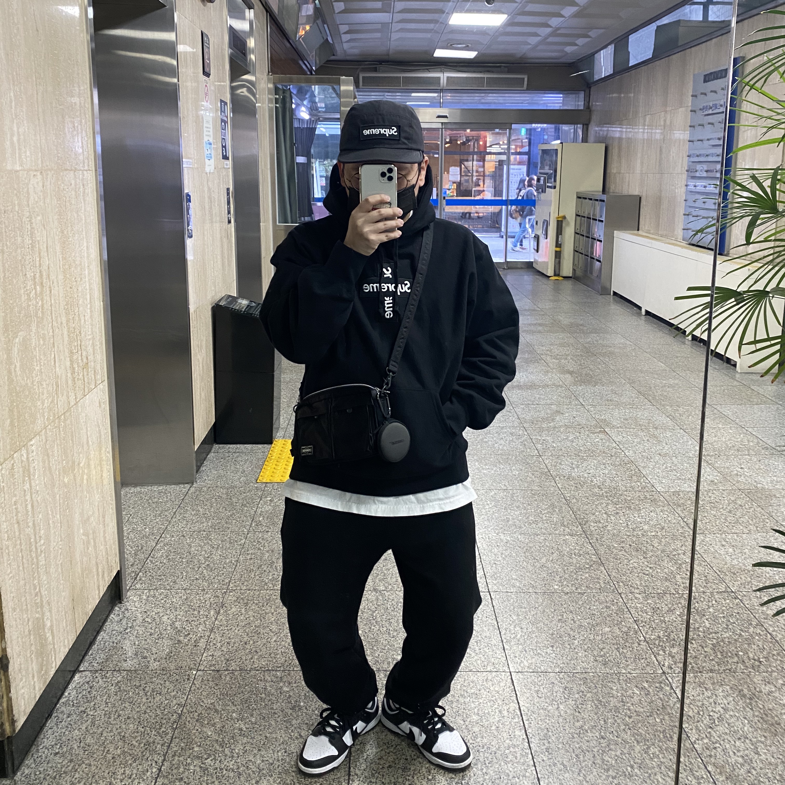 Supreme Cross Box Logo Hooded Sweatshirt Black - 20FW, Nike Dunk Low Retro Black 착용 스타일