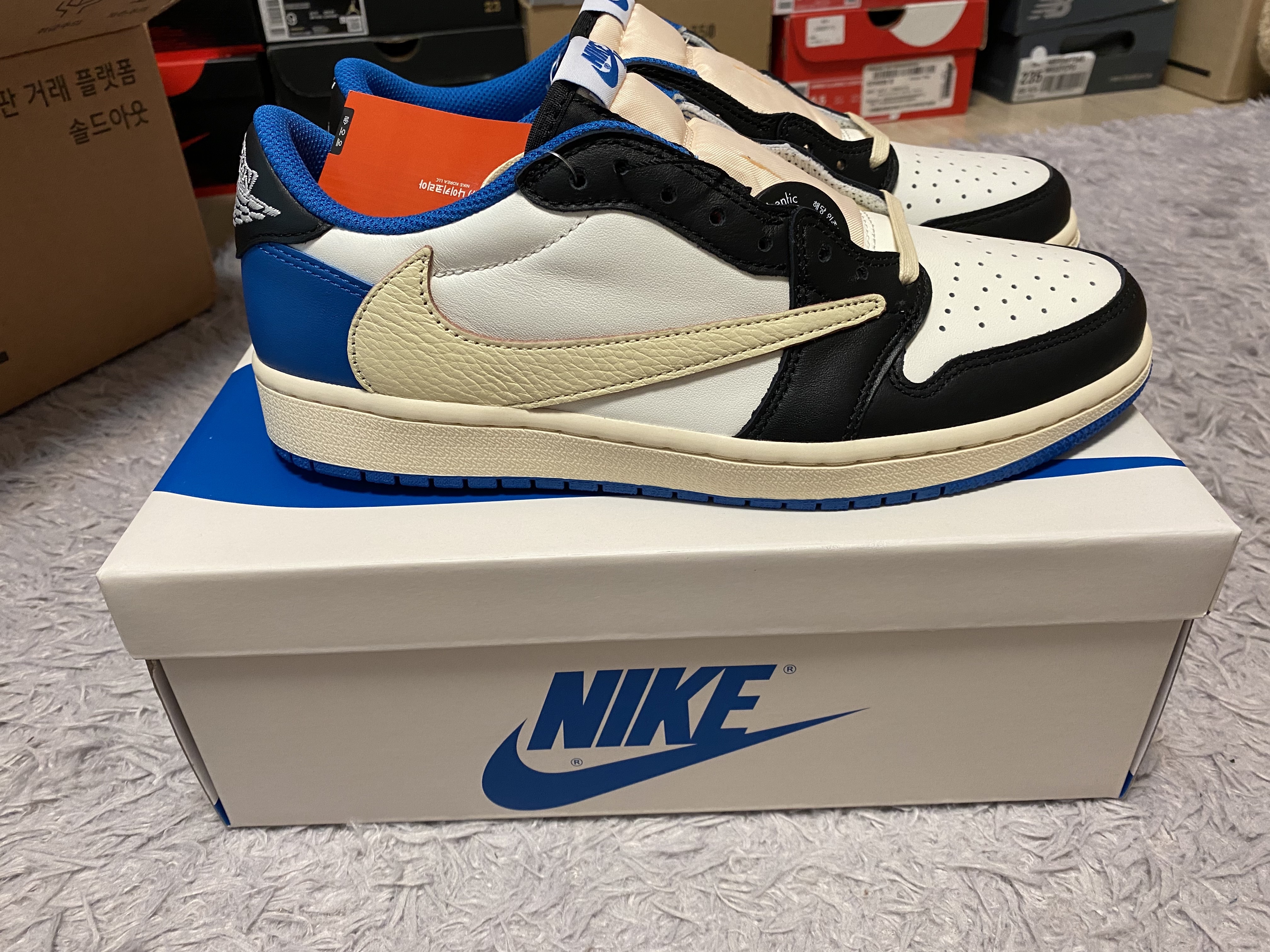 Jordan 1 x Travis Scott x Fragment Retro Low OG SP Military Blue 착용 스타일 - 2