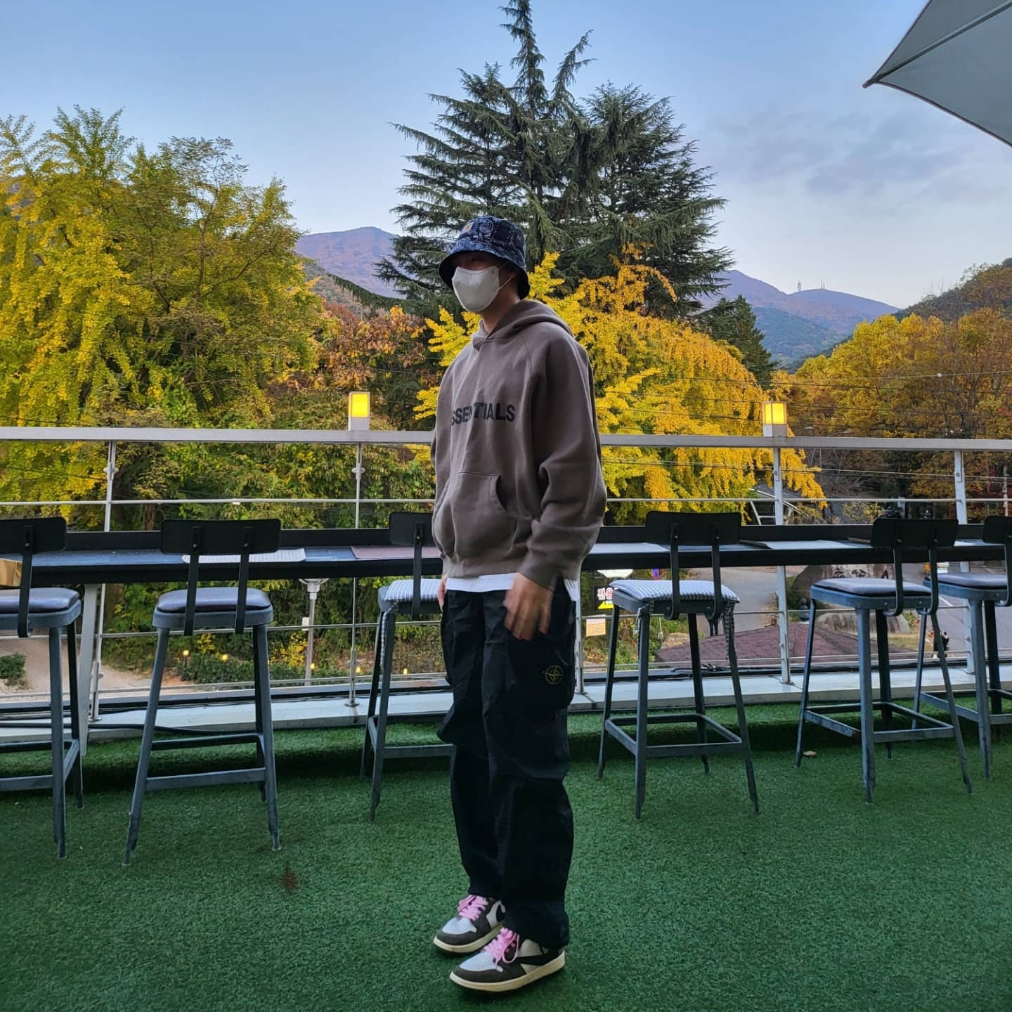 Jordan 1 x Travis Scott Retro High OG SP Mocha, Stone Island 30203 Cargo Pants 5 Pockets Black - 21SS 착용 스타일 - 1
