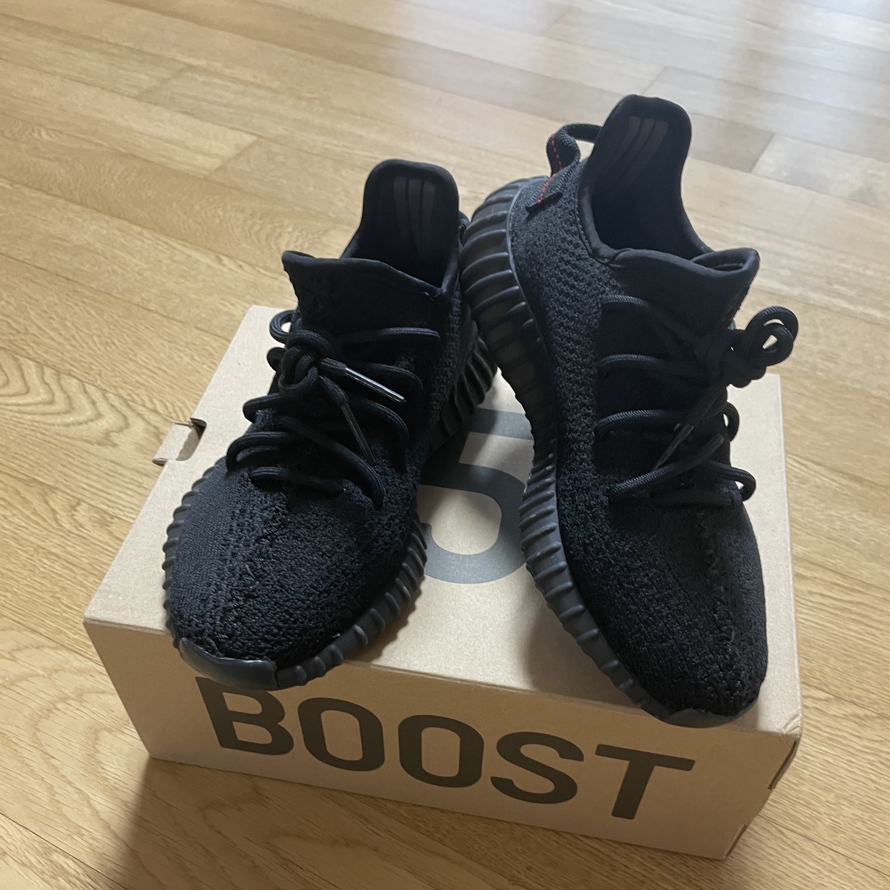Adidas Yeezy Boost 350 V2 Black Red 2020 착용 스타일 - 1