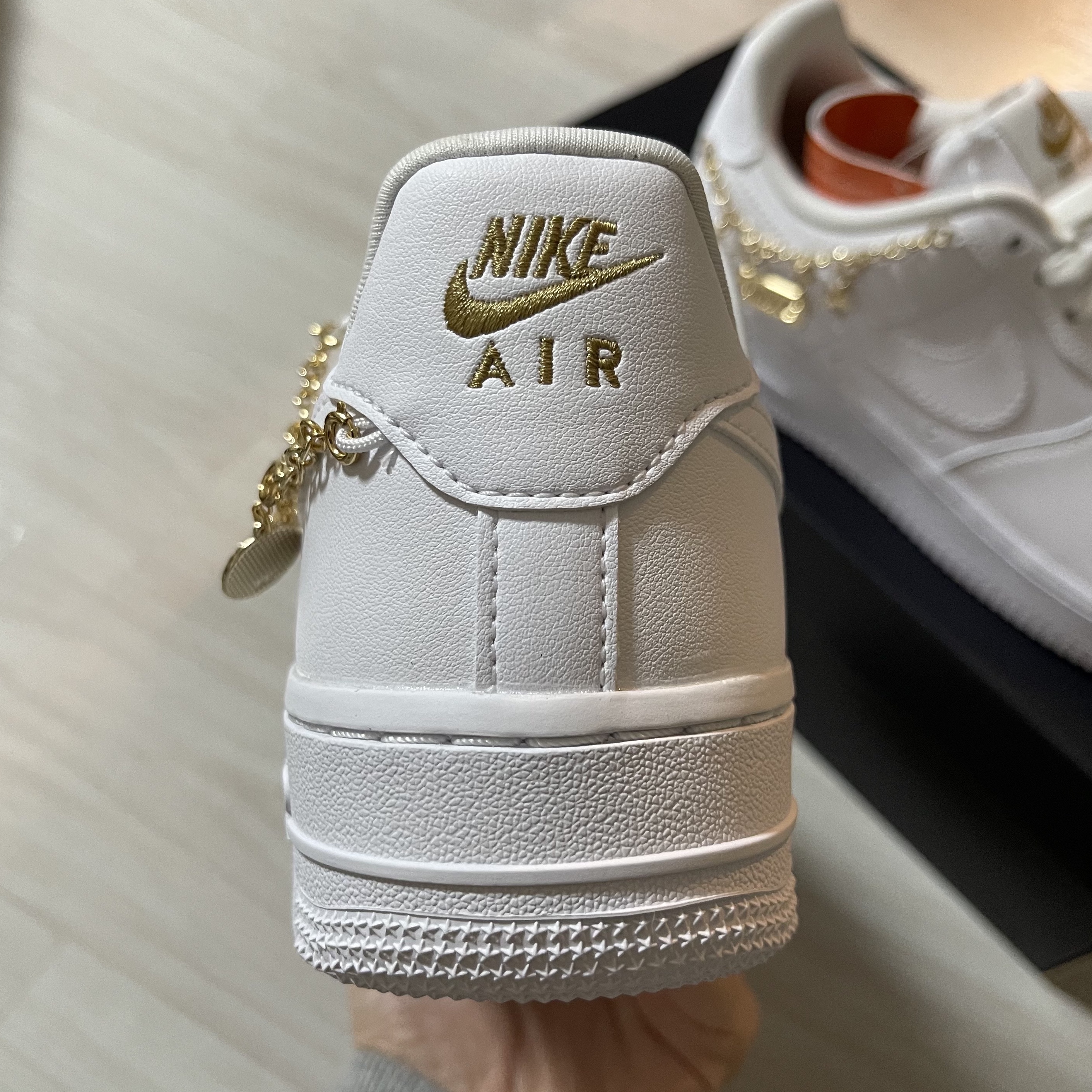 (W) Nike Air Force 1 '07 LX White Pendant 착용 스타일 - 3