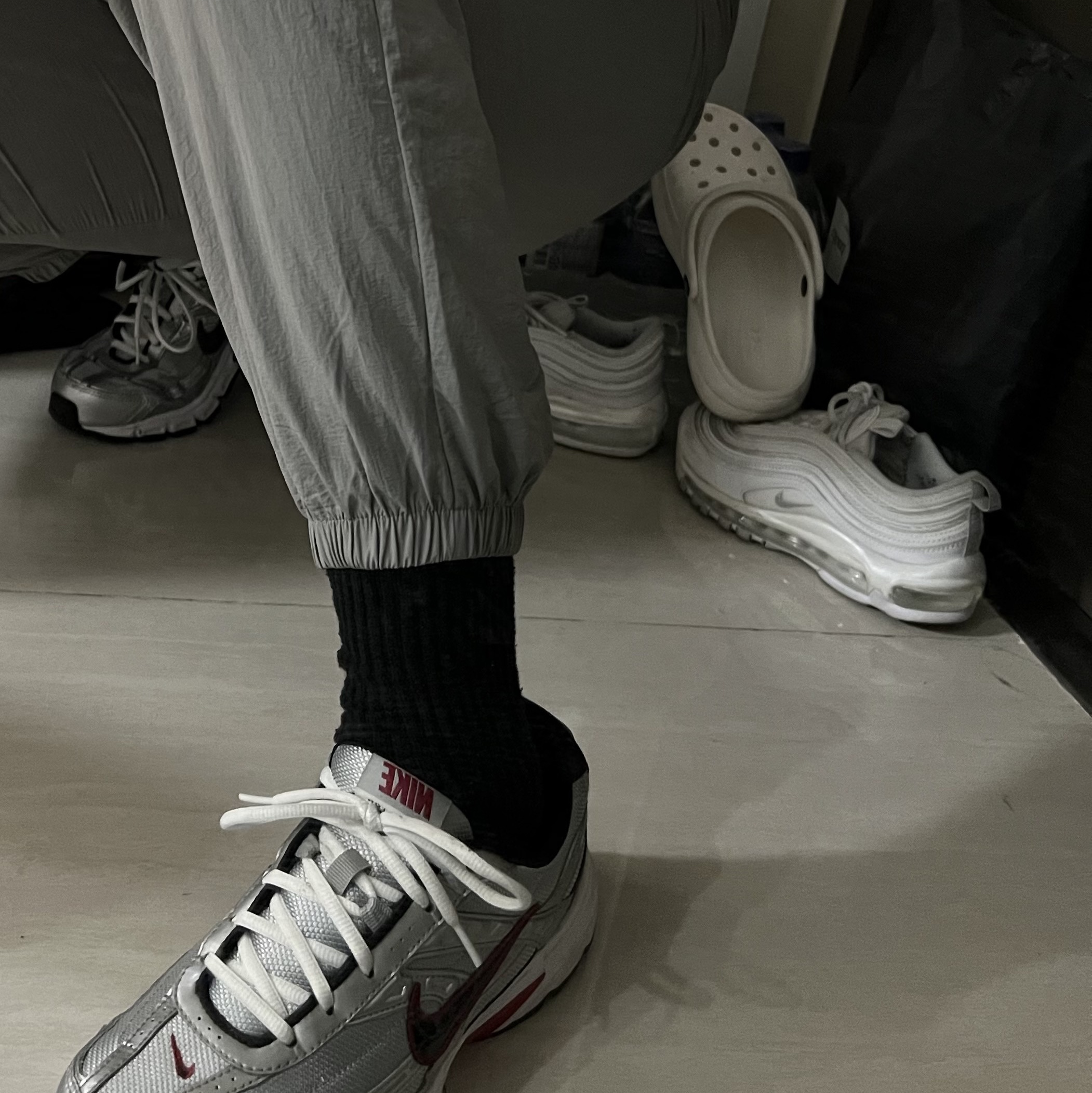 Nike Initiator Metallic Silver Black 착용 스타일 - 1