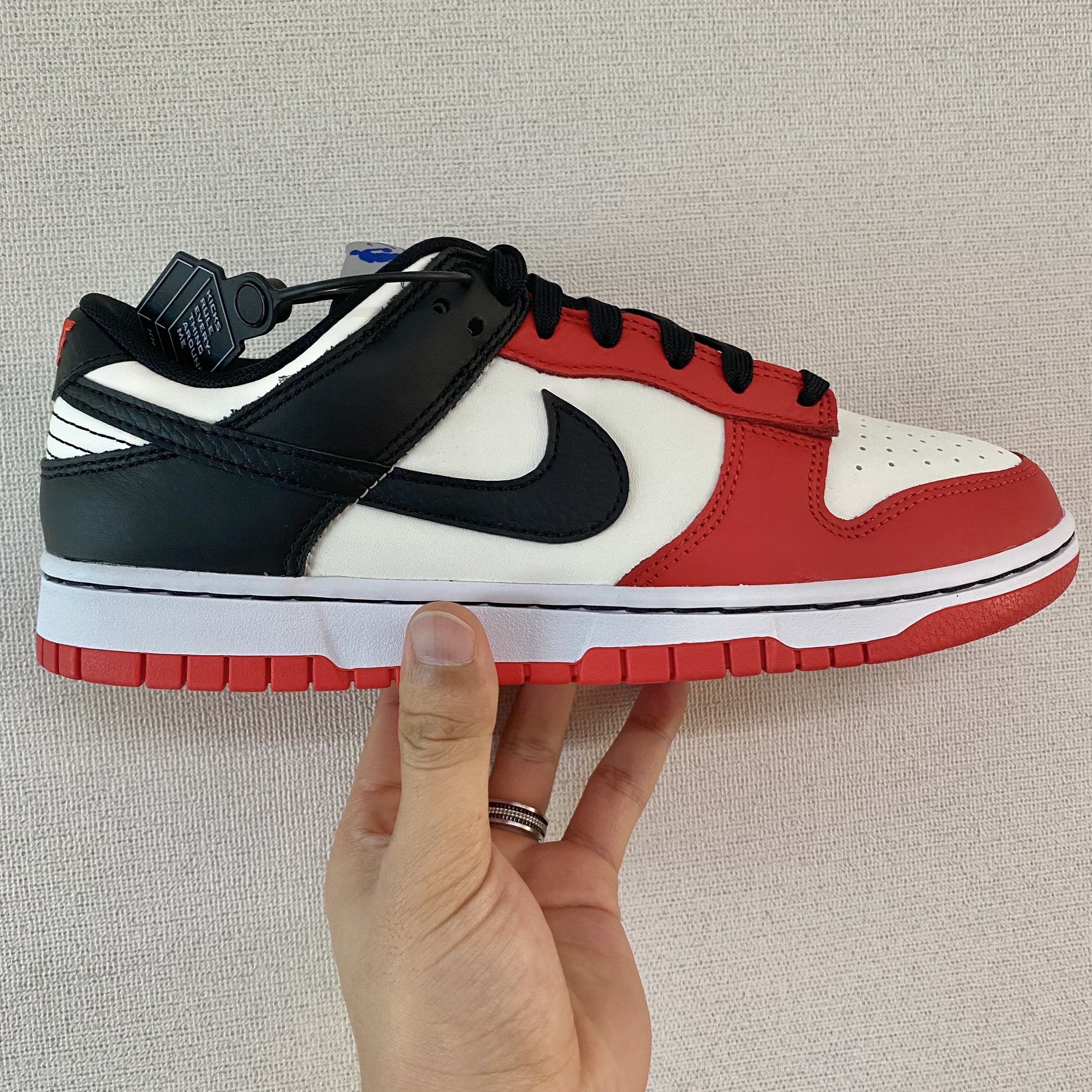 Nike x NBA Dunk Low Retro EMB Black and Chile Red, (GS) Nike x NBA Dunk Low Black and Chile Red 착용 스타일 - 1