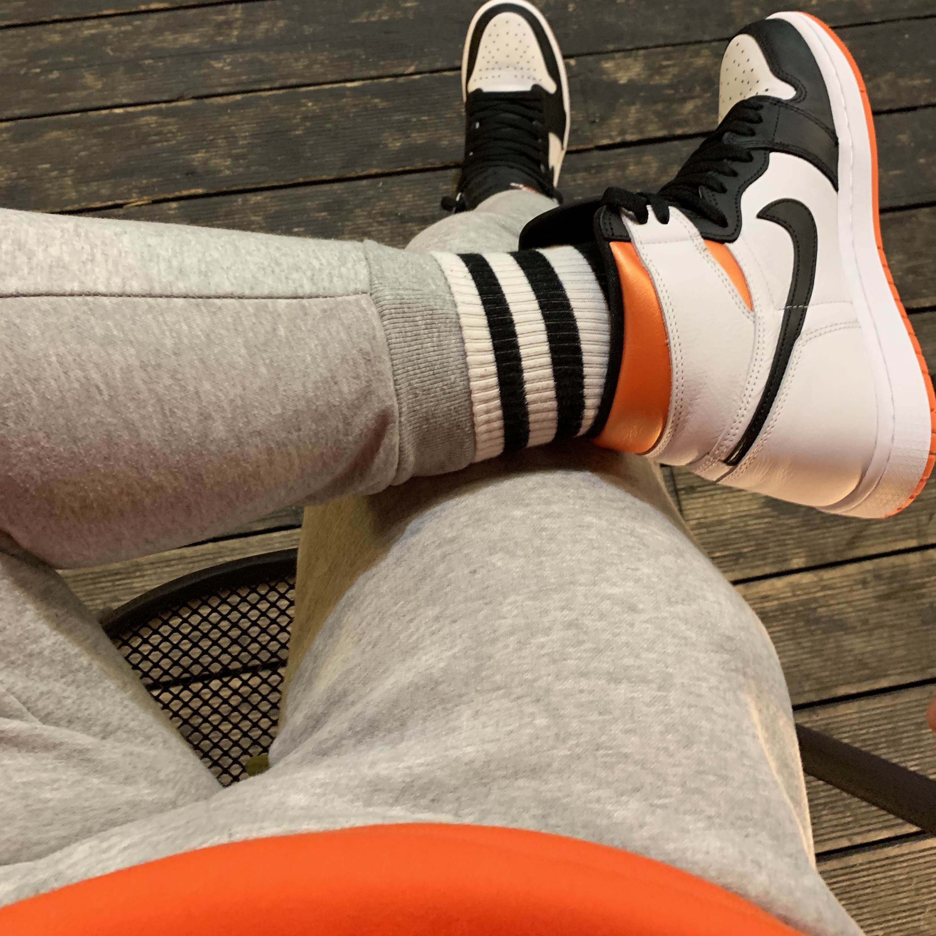 Jordan 1 Retro High OG Electro Orange 착용 스타일