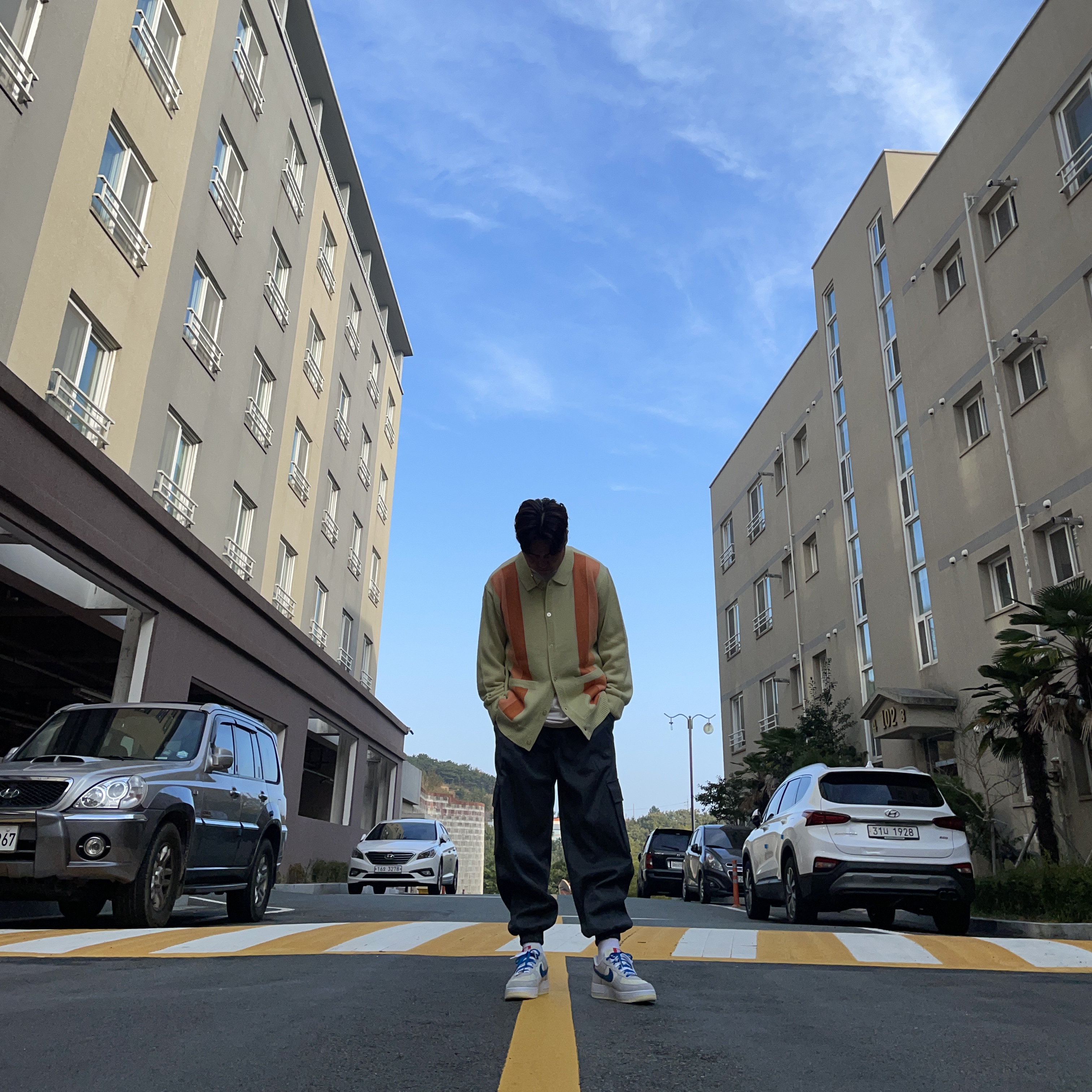 IAB Studio x Obey Archer Cardigan Yellow 착용 스타일 - 3