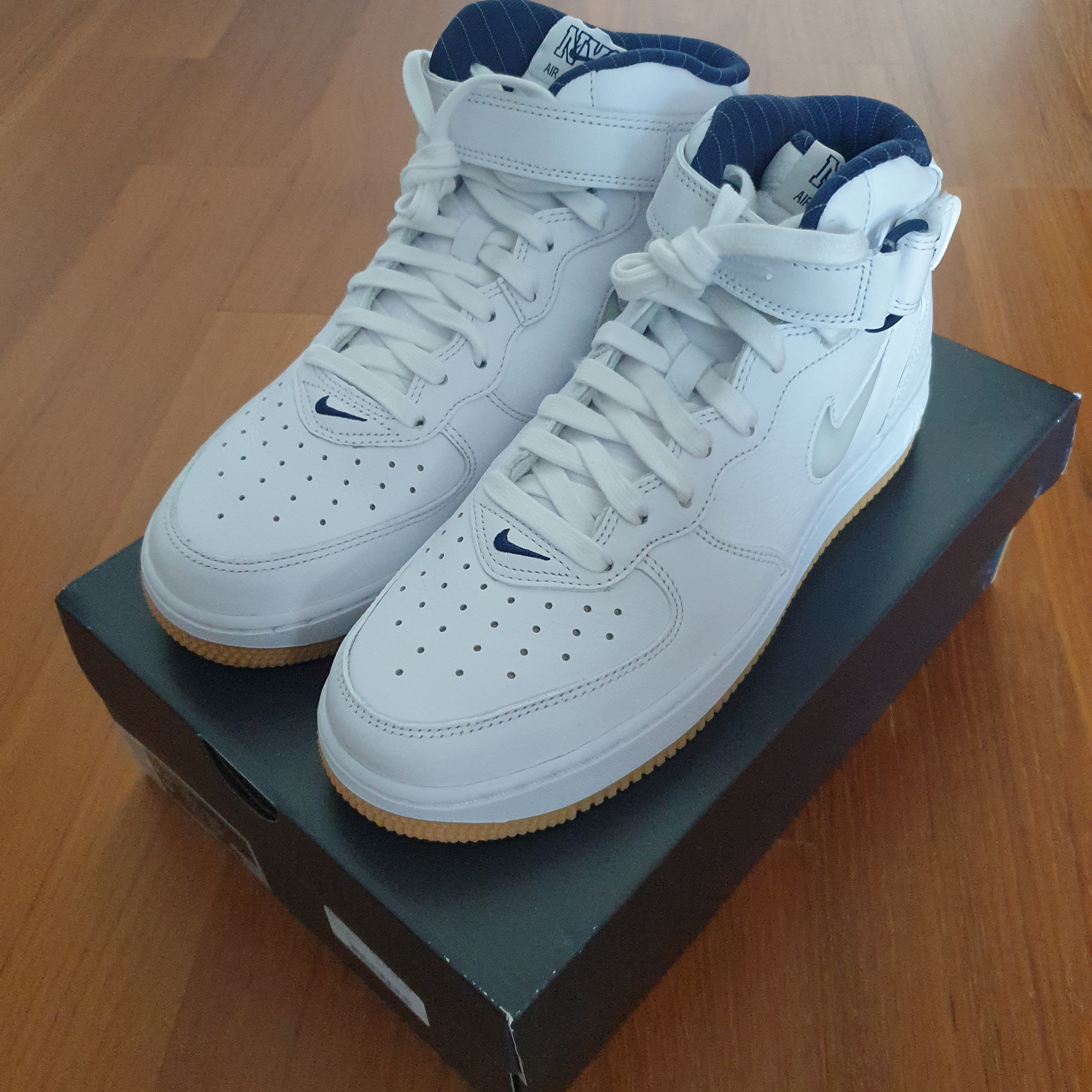 Nike Air Force 1 Mid QS NYC White Midnight Navy 착용 스타일 - 3