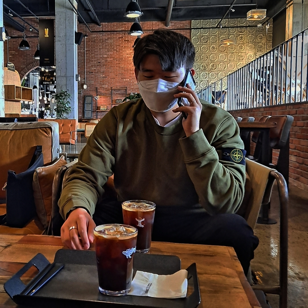 Stone Island 63051 Crewneck Sweatshirt Olive Green - 21SS 착용 스타일