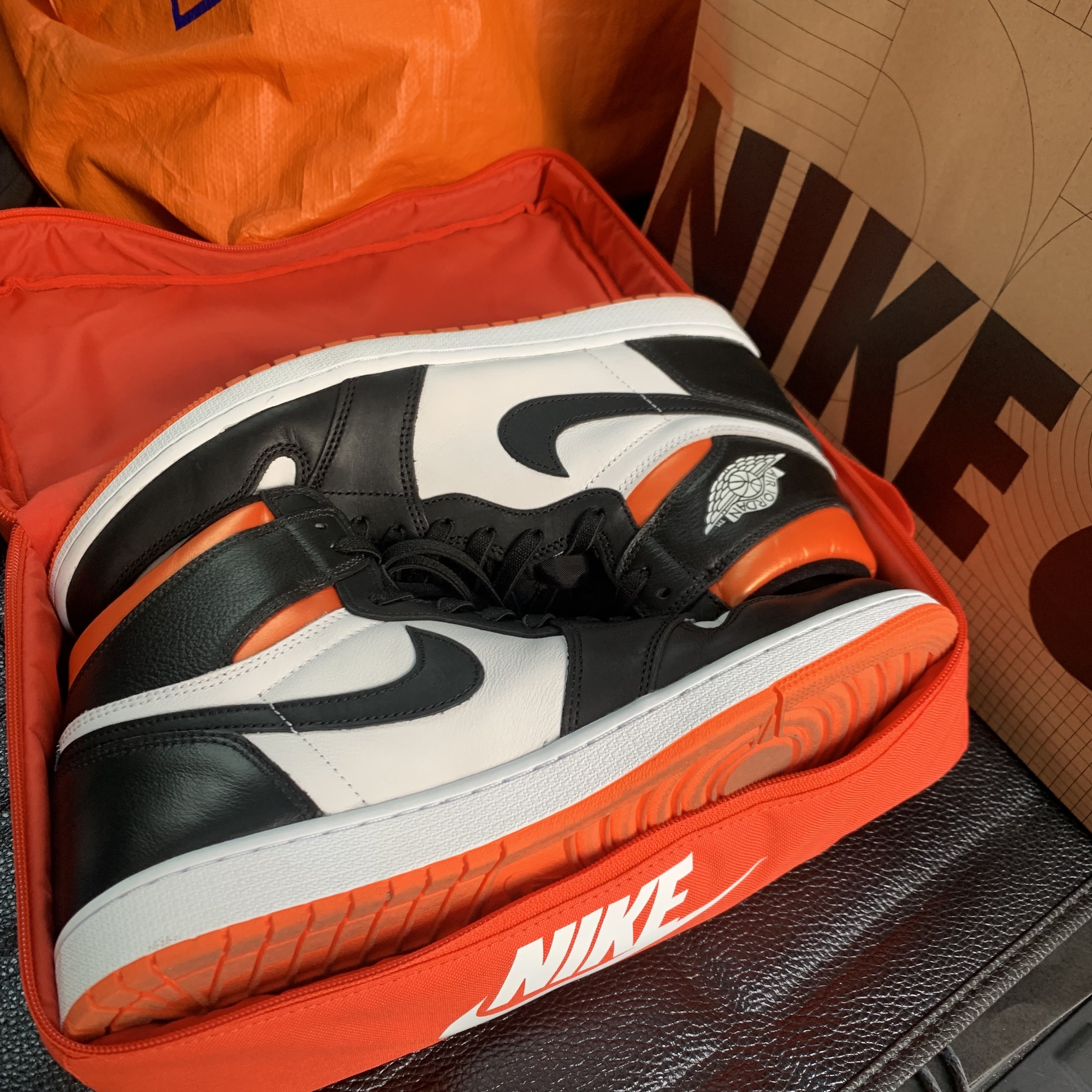 Jordan 1 Retro High OG Electro Orange 착용 스타일 - 2