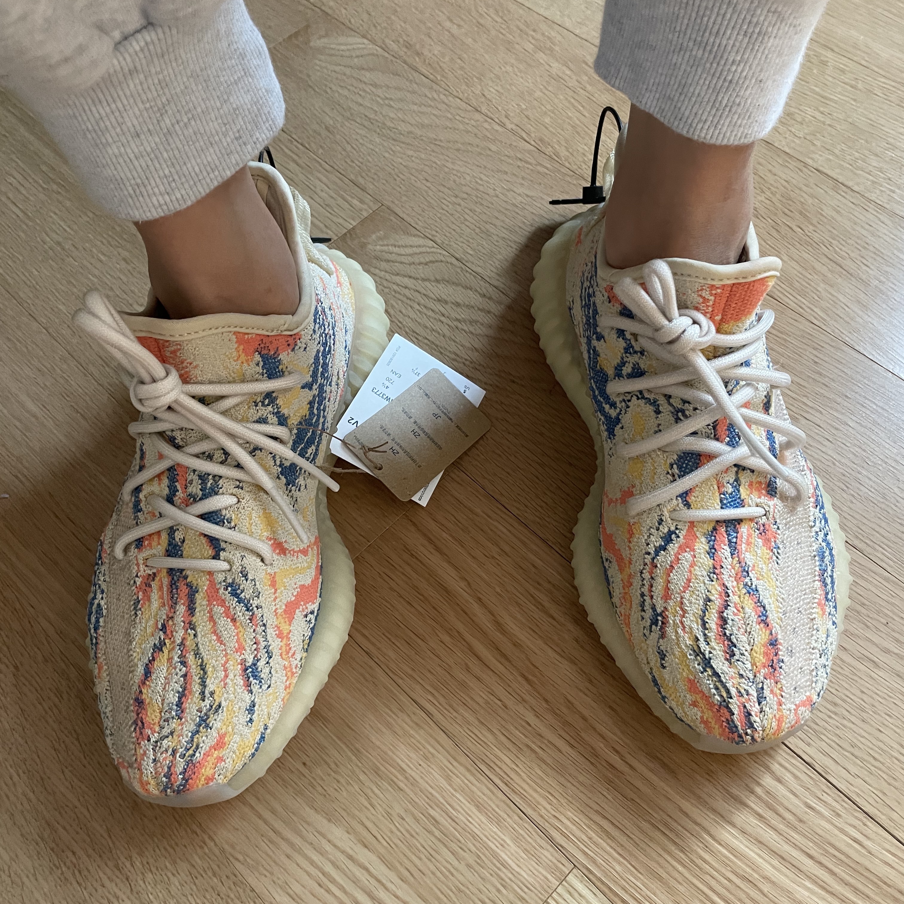 Adidas Yeezy Boost 350 V2 MX Oat 착용 스타일 - 1