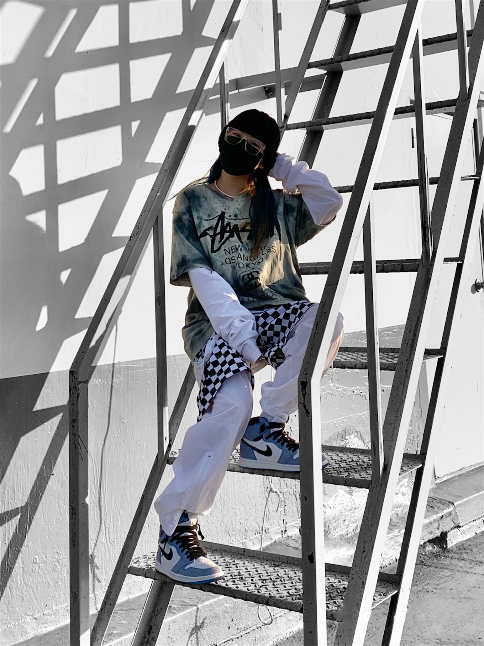Stussy World Tour T-Shirt Pale Yellow 2021, Jordan 1 Retro High OG University Blue 착용 스타일 - 1