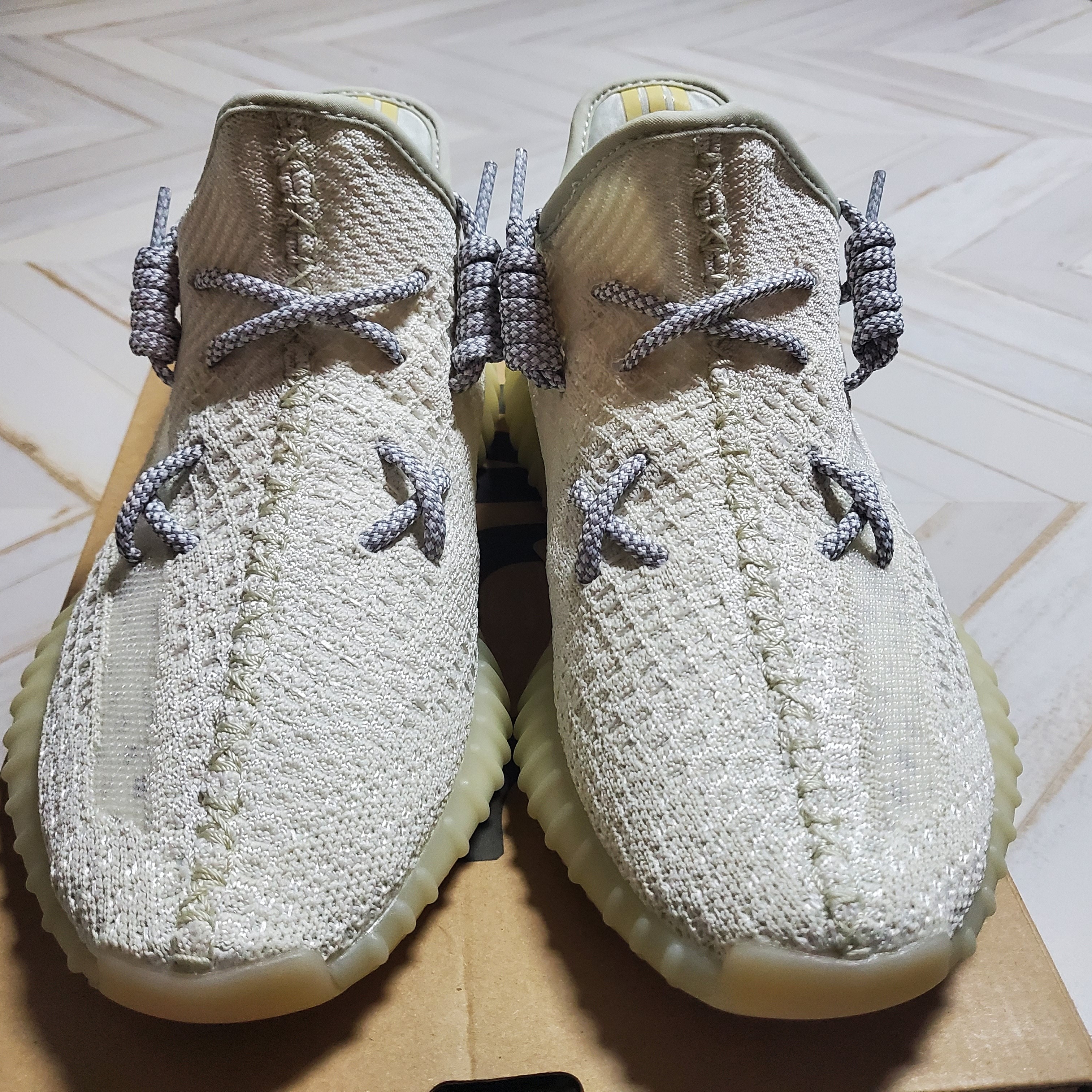 Adidas Yeezy Boost 350 V2 Light, Adidas Yeezy Boost 350 V2 Ash Pearl 착용 스타일 - 3