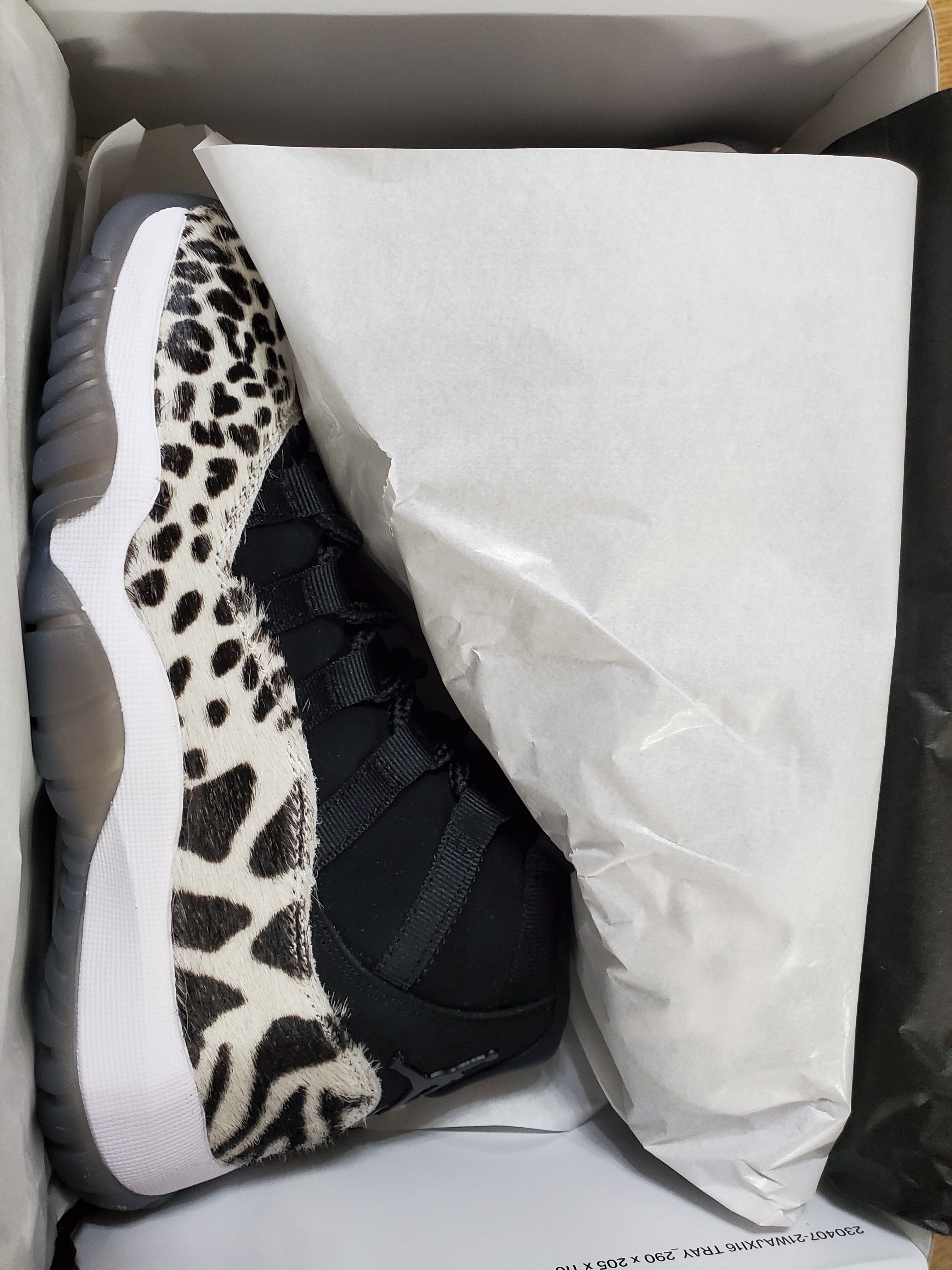(W) Jordan 11 Retro Animal Instinct Black White 착용 스타일 - 1