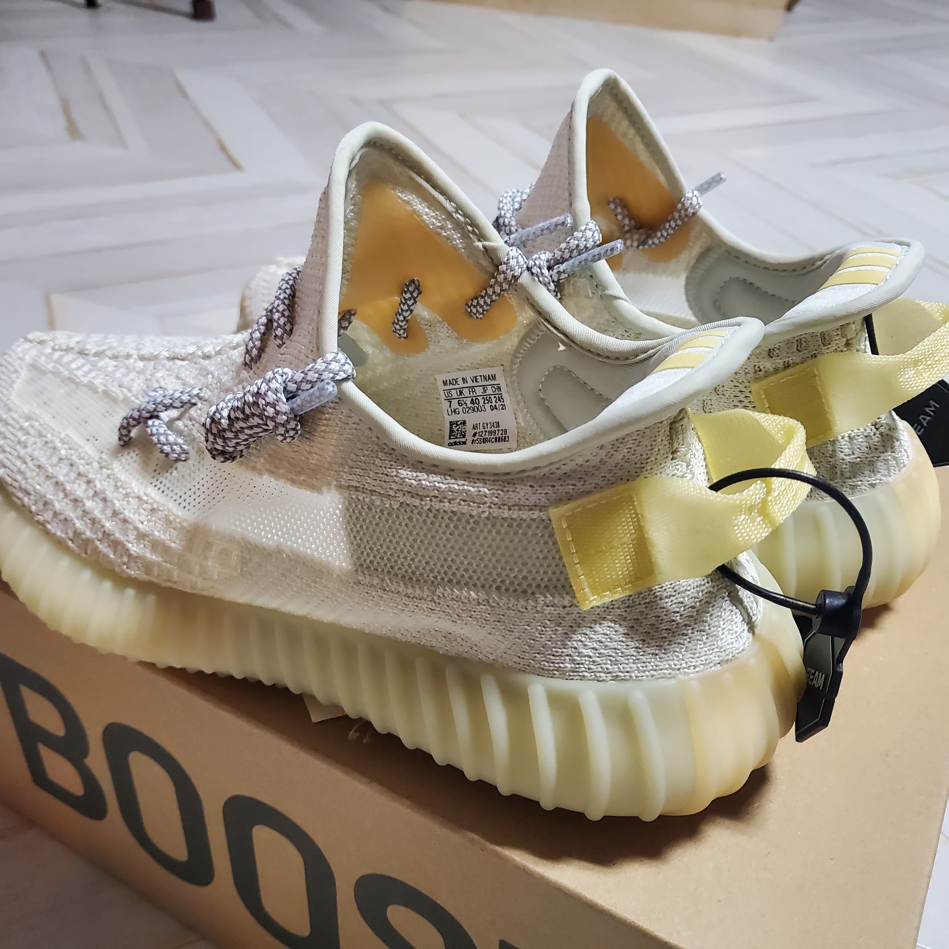 Adidas Yeezy Boost 350 V2 Light, Adidas Yeezy Boost 350 V2 Ash Pearl 착용 스타일 - 4