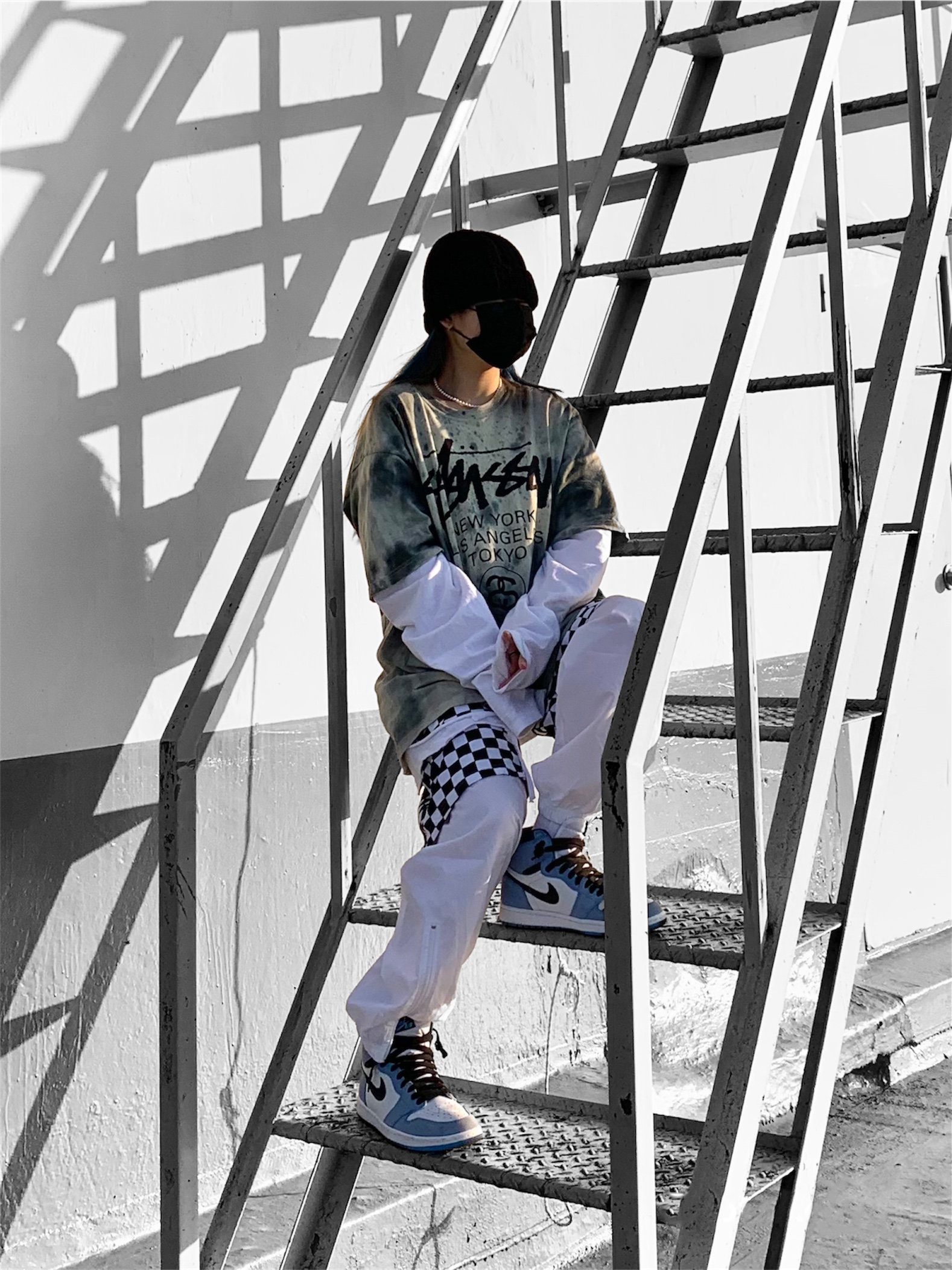 Stussy World Tour T-Shirt Pale Yellow 2021, Jordan 1 Retro High OG University Blue 착용 스타일 - 3