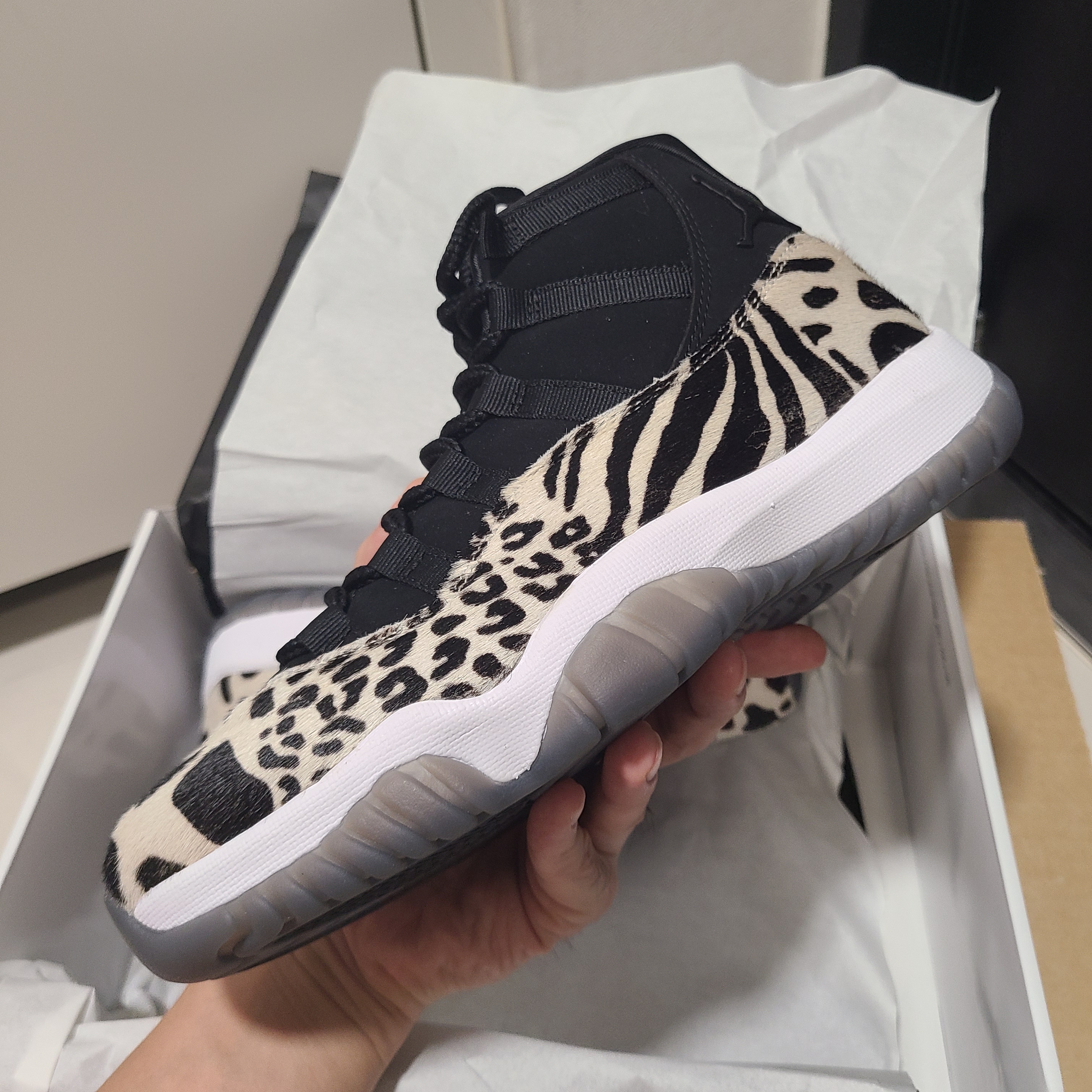 (W) Jordan 11 Retro Animal Instinct Black White 착용 스타일 - 1