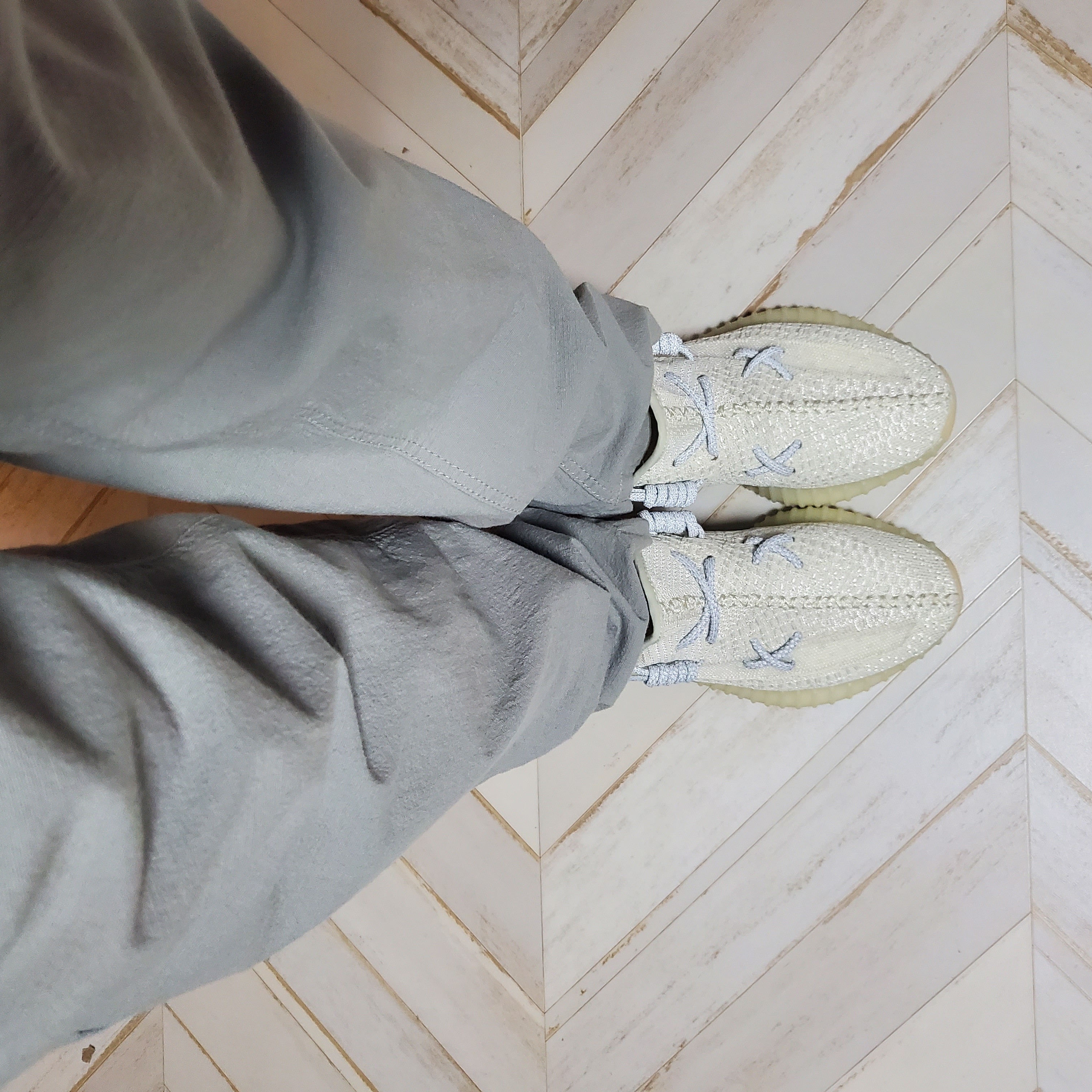 Adidas Yeezy Boost 350 V2 Light, Adidas Yeezy Boost 350 V2 Ash Pearl 착용 스타일 - 1