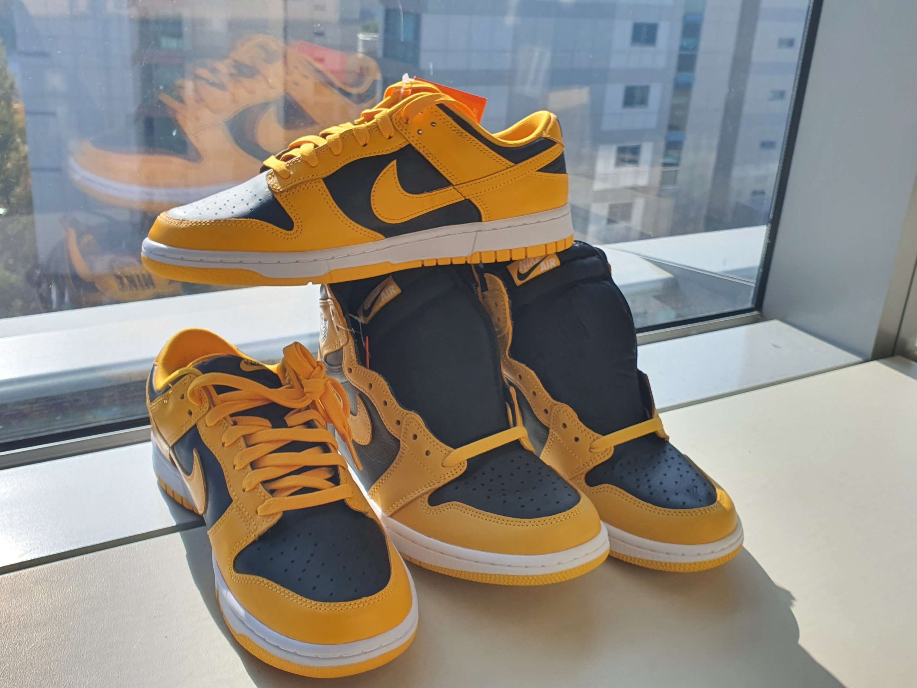 Jordan 1 Retro High OG Pollen, Nike Dunk Low Retro Championship Goldenrod 착용 스타일