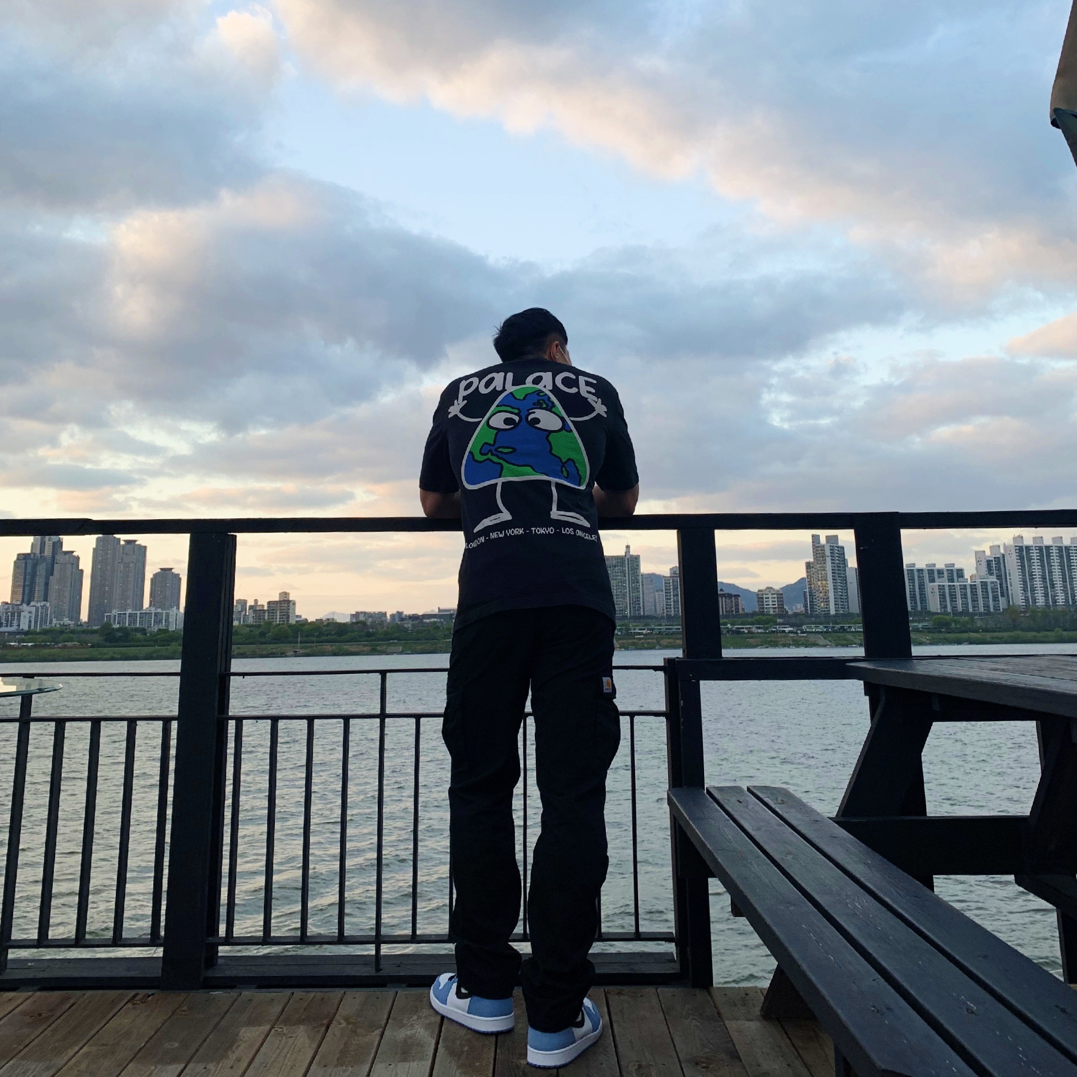 Jordan 1 Retro High OG University Blue, Palace Globlerone T-Shirt Black - 20SS 착용 스타일