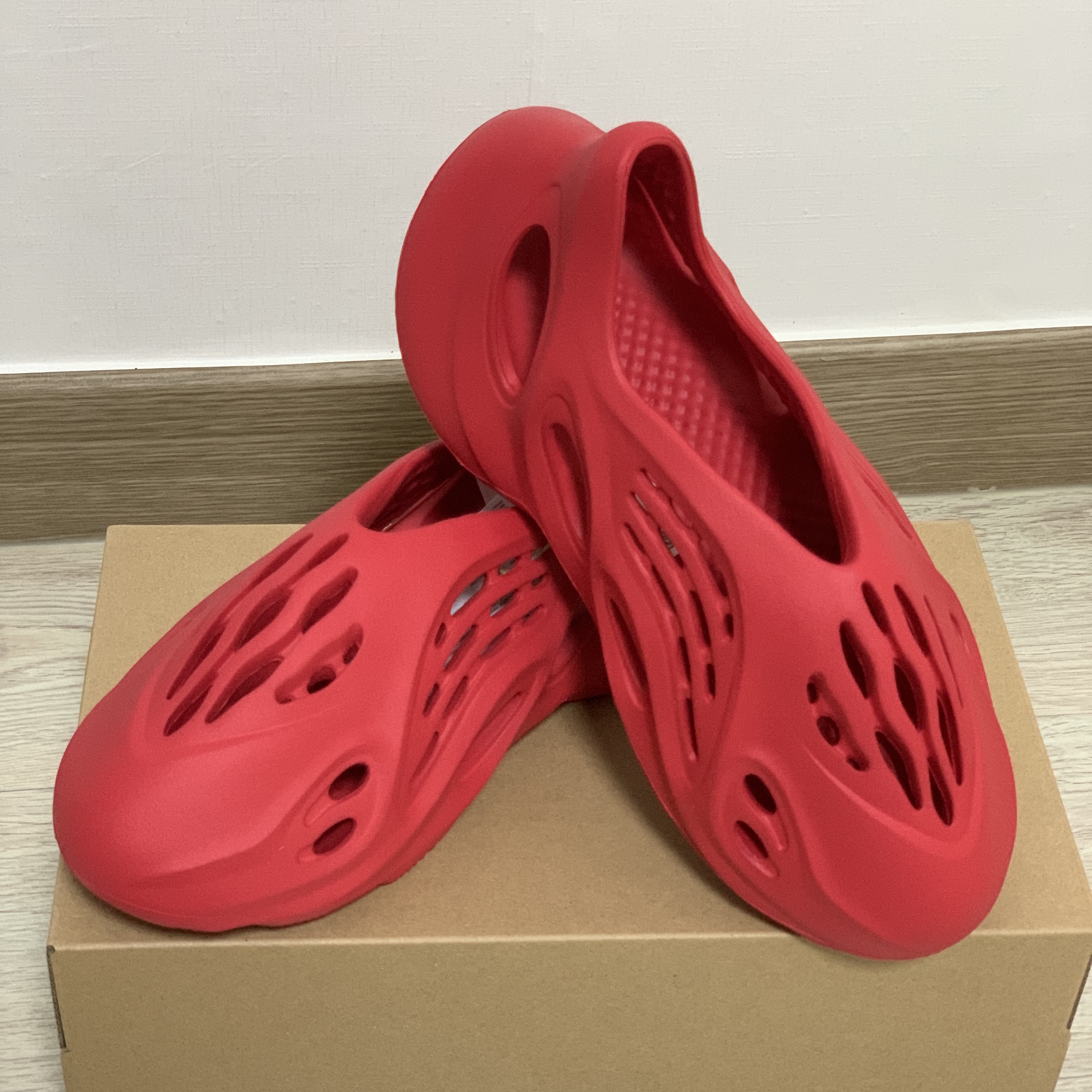 Adidas Yeezy Foam RNNR Vermilion 착용 스타일