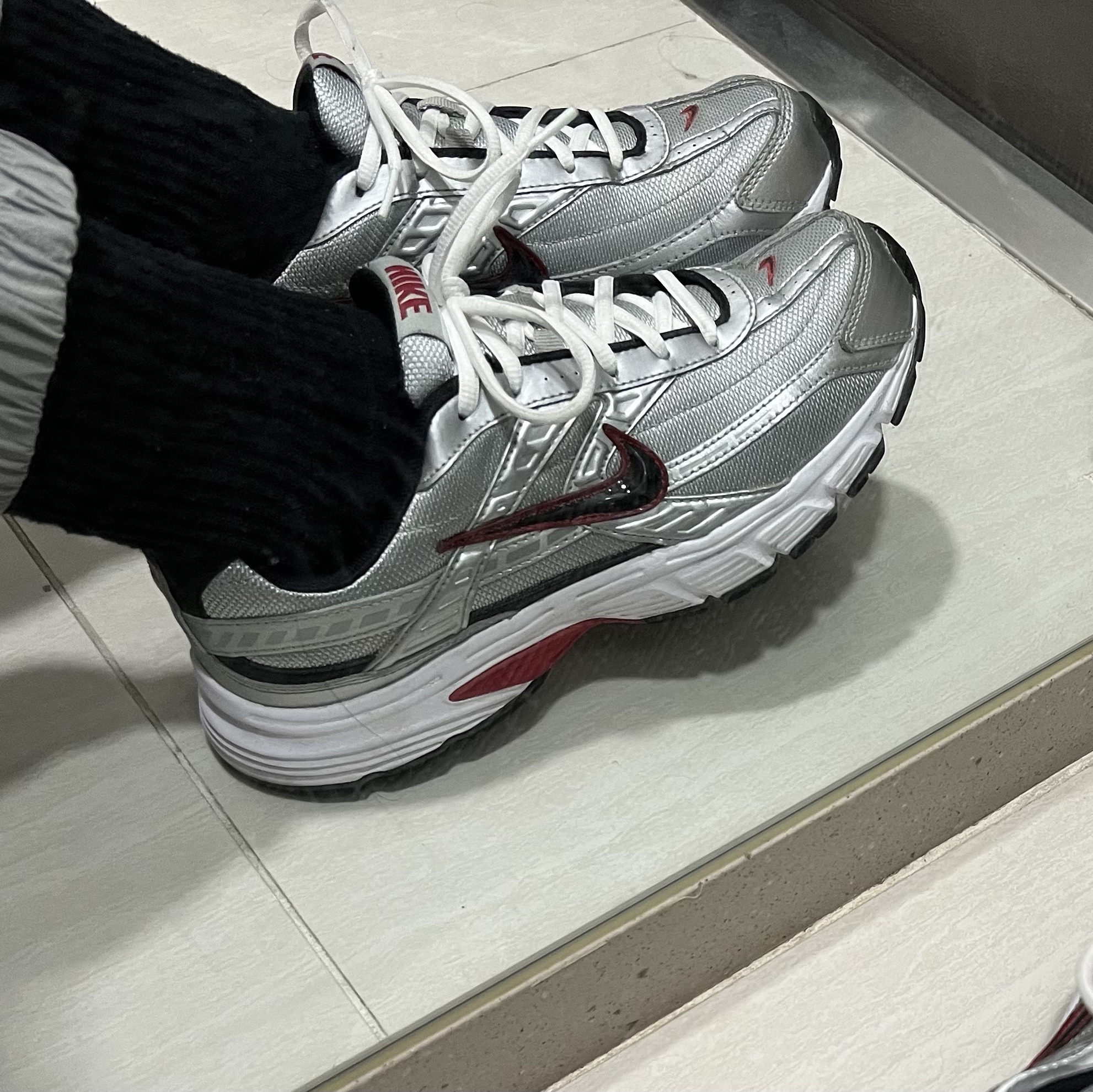Nike Initiator Metallic Silver Black 착용 스타일 - 2