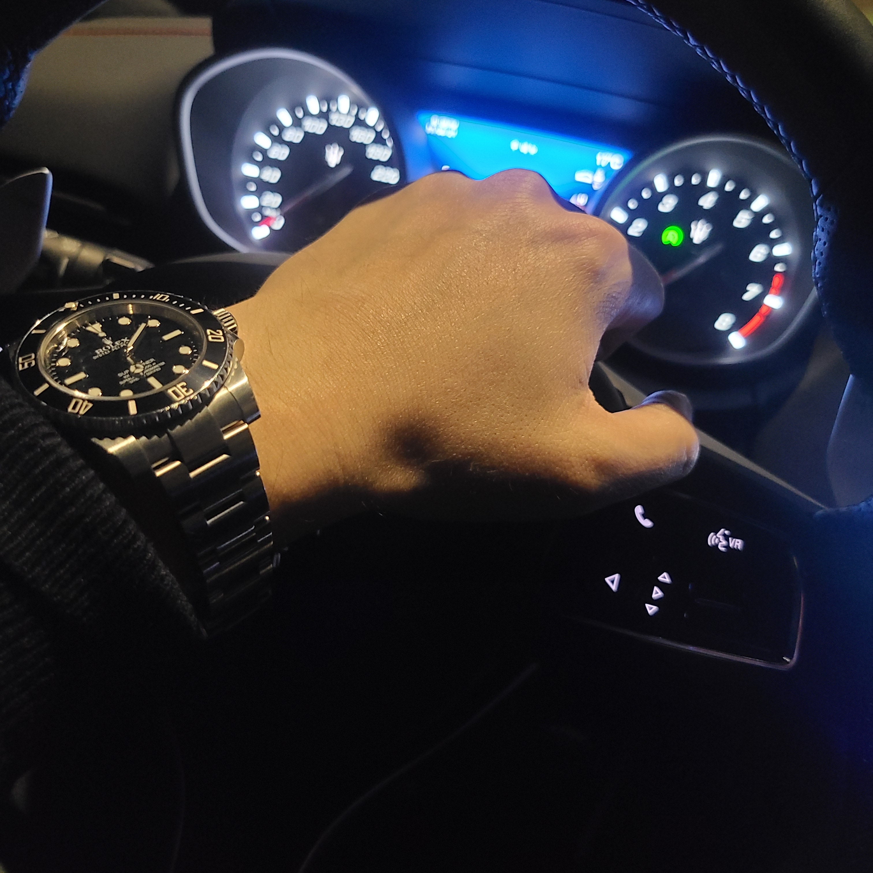 Rolex Submariner 41mm 124060 Black Oyster 착용 스타일