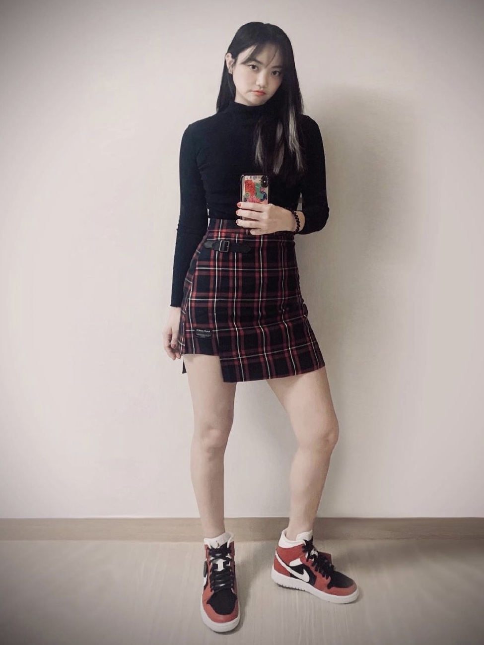 (W) Jordan 1 Mid Gym Red Black 착용 스타일 - 1