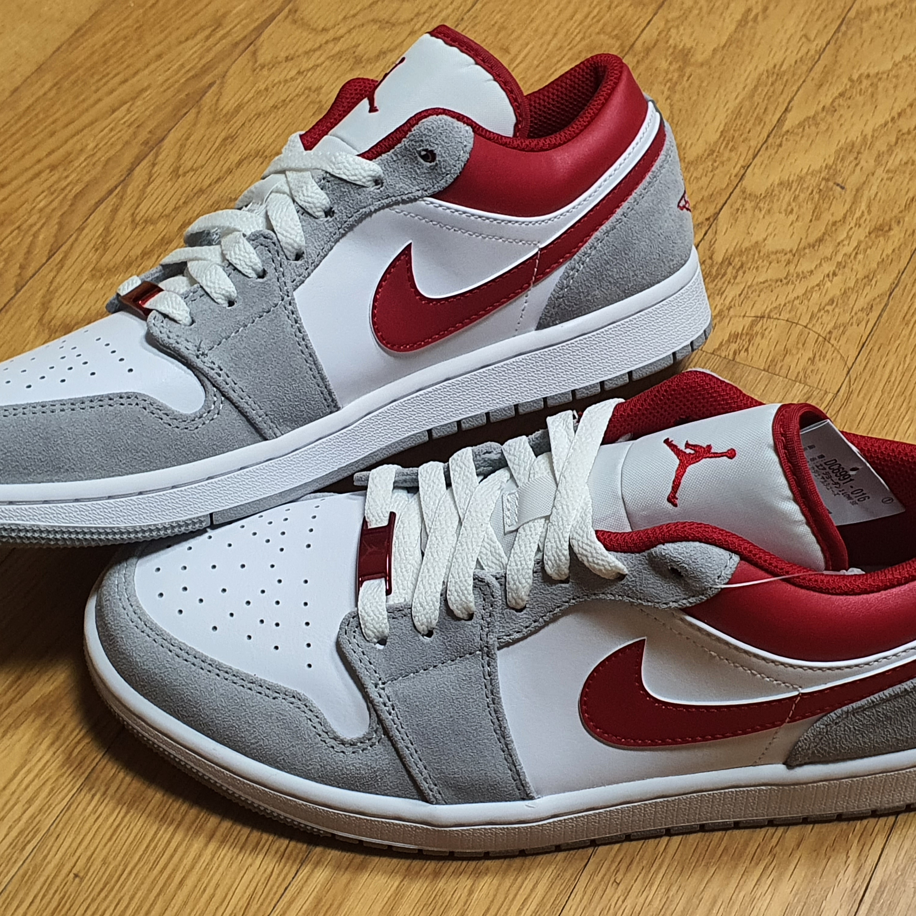 Jordan 1 Low SE Light Smoke Grey Gym Red 착용 스타일 - 2