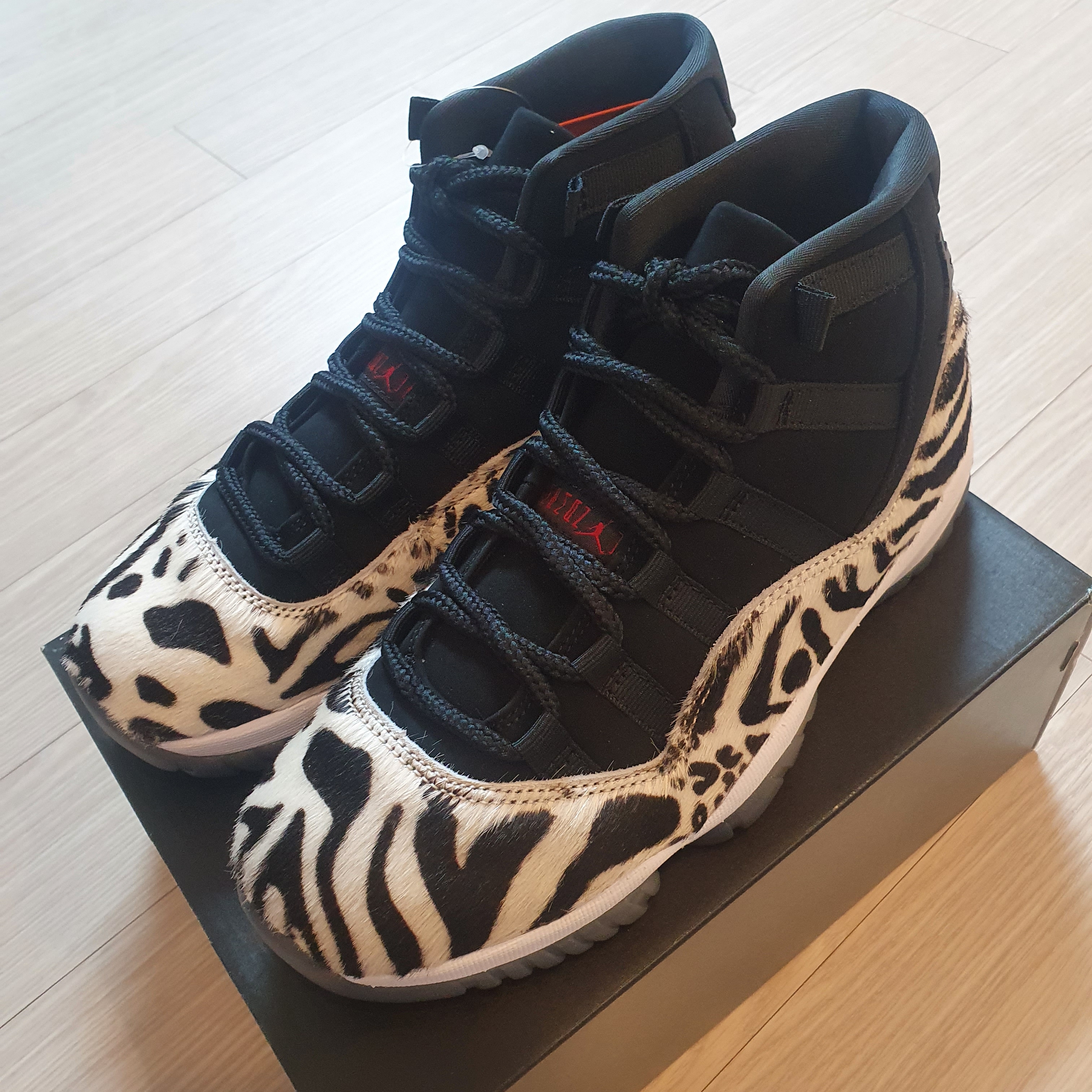 (W) Jordan 11 Retro Animal Instinct Black White 착용 스타일
