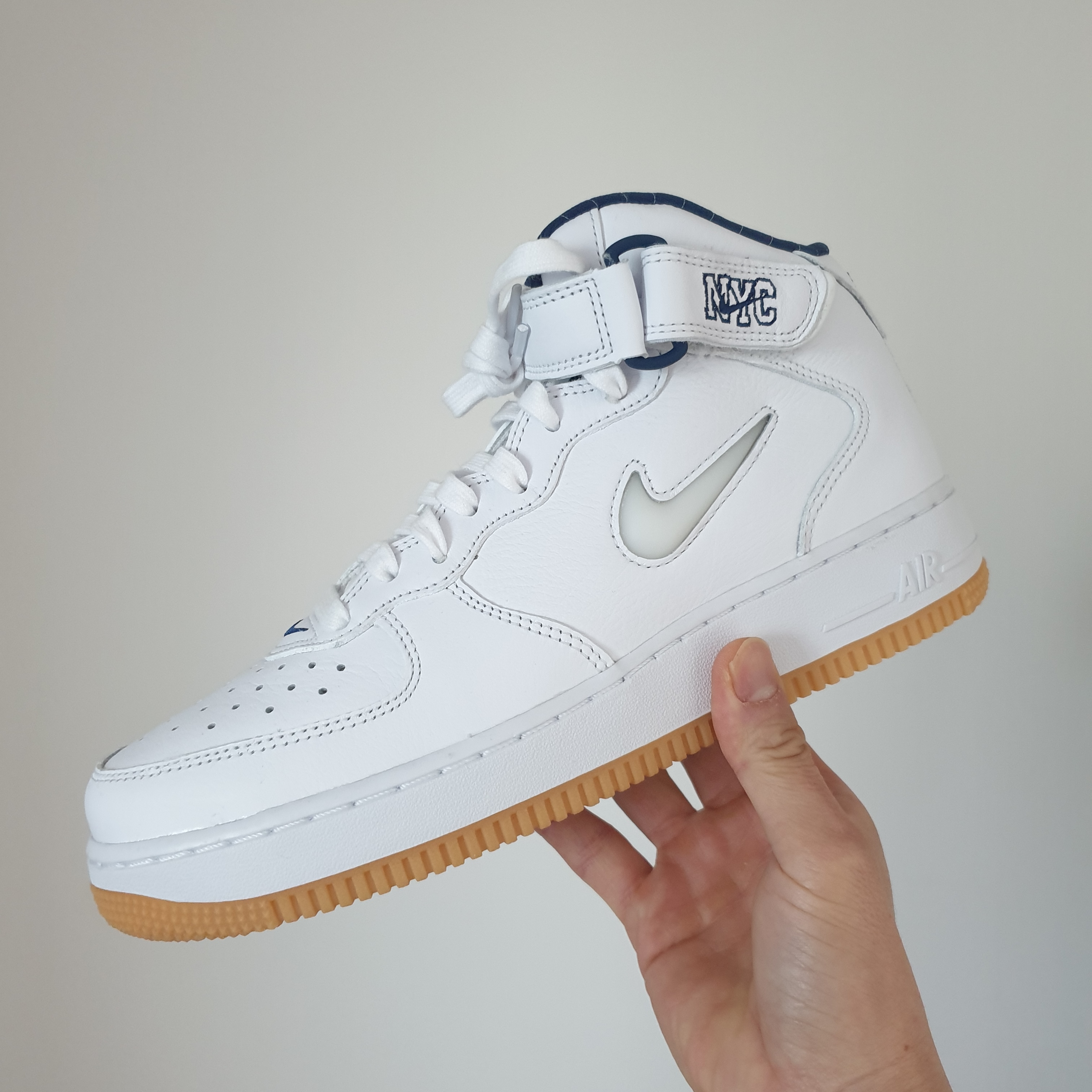 Nike Air Force 1 Mid QS NYC White Midnight Navy 착용 스타일 - 1