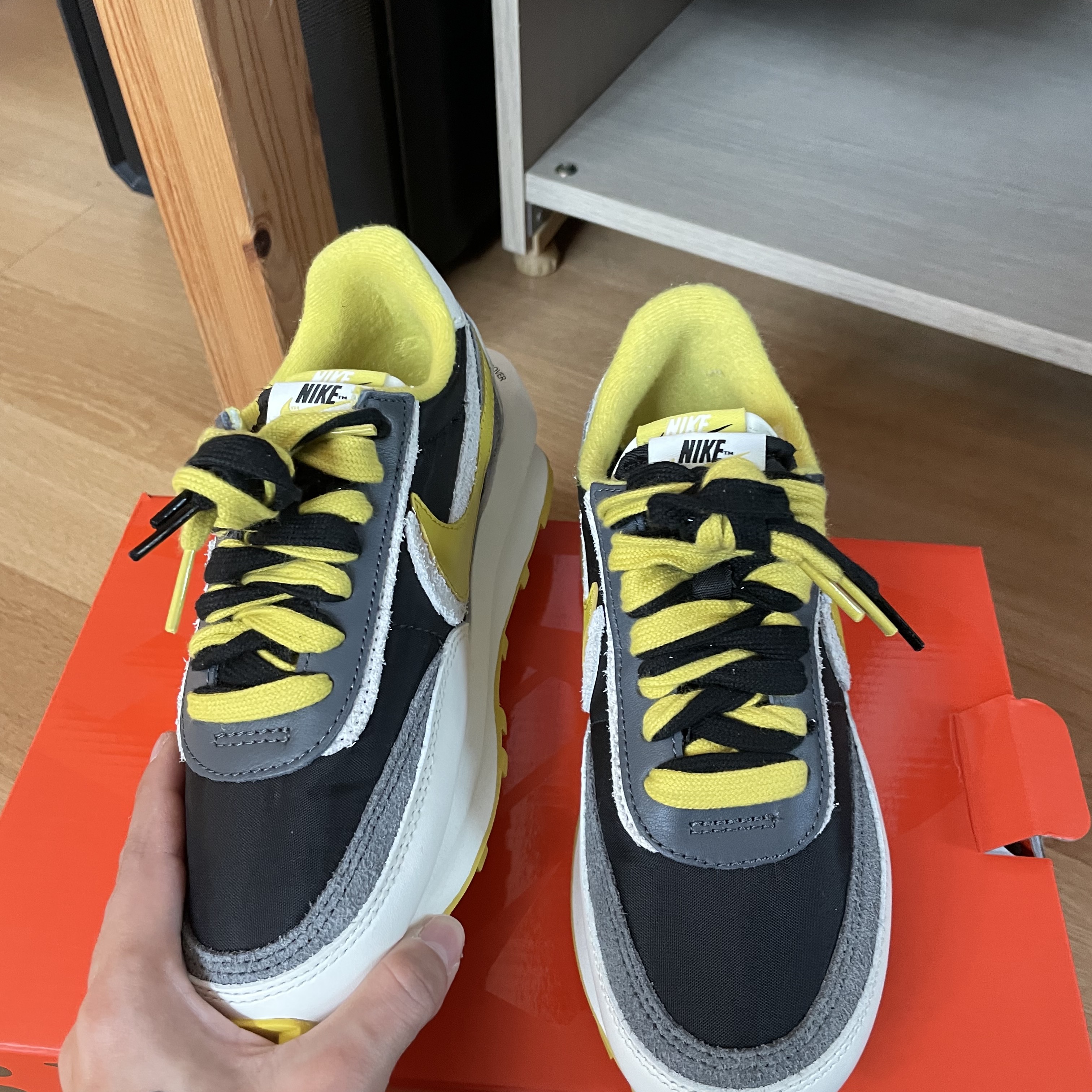 Adidas Yeezy Boost 350 V2 Zebra 2017/2019/2020, Nike x Sacai x Undercover LDWaffle Black Bright Citron 착용 스타일 - 2