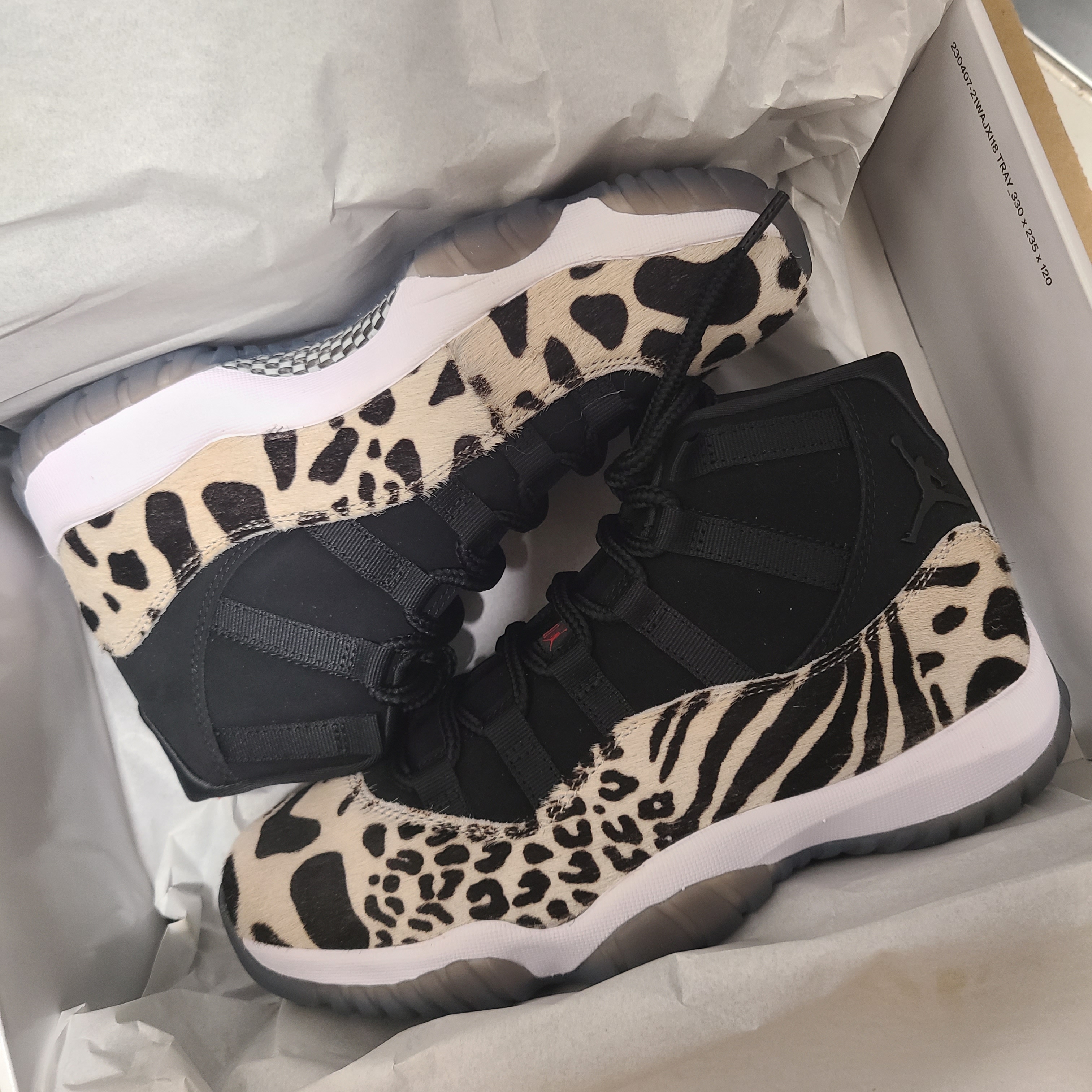 (W) Jordan 11 Retro Animal Instinct Black White 착용 스타일 - 3