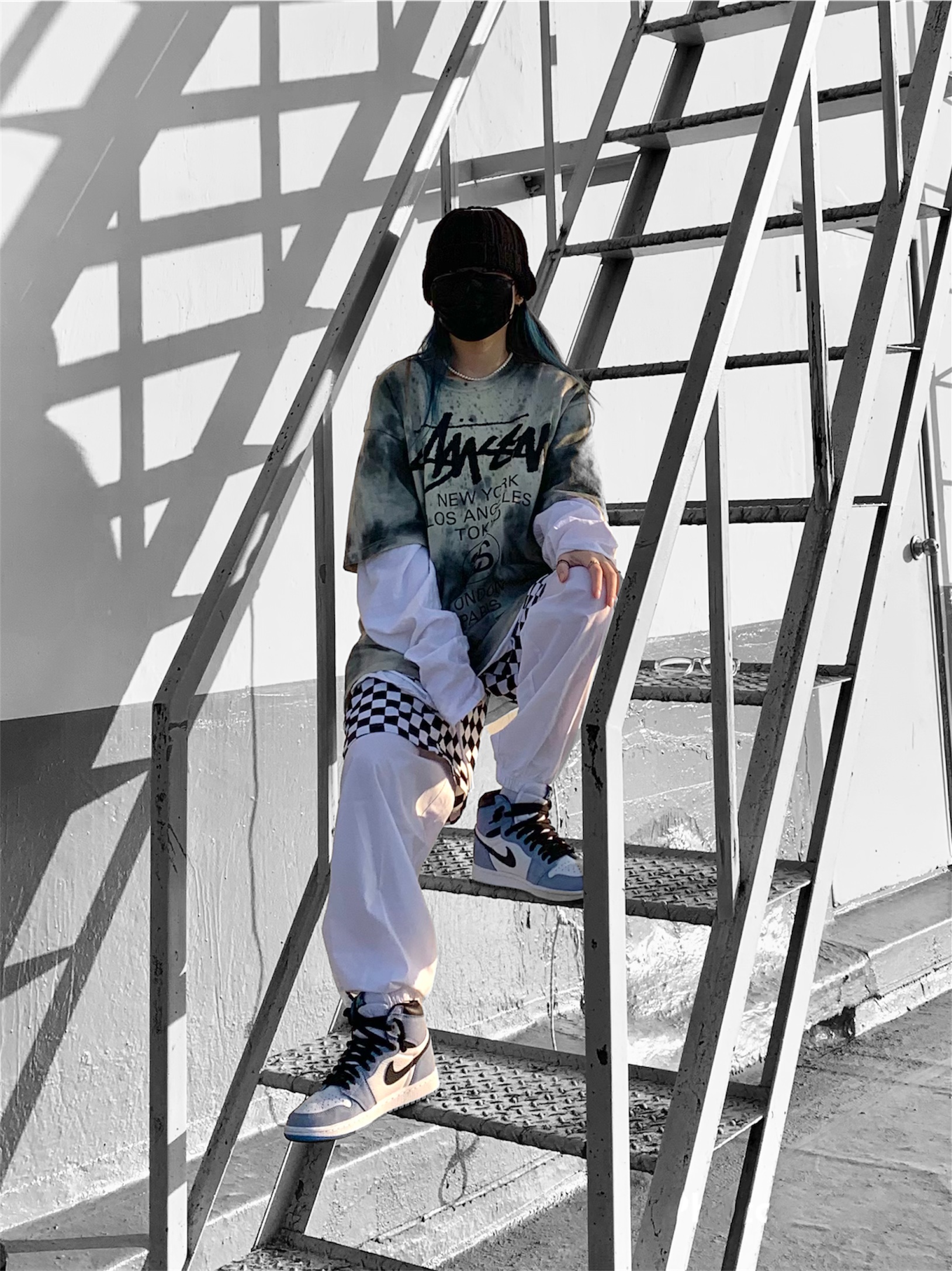 Stussy World Tour T-Shirt Pale Yellow 2021, Jordan 1 Retro High OG University Blue 착용 스타일 - 2