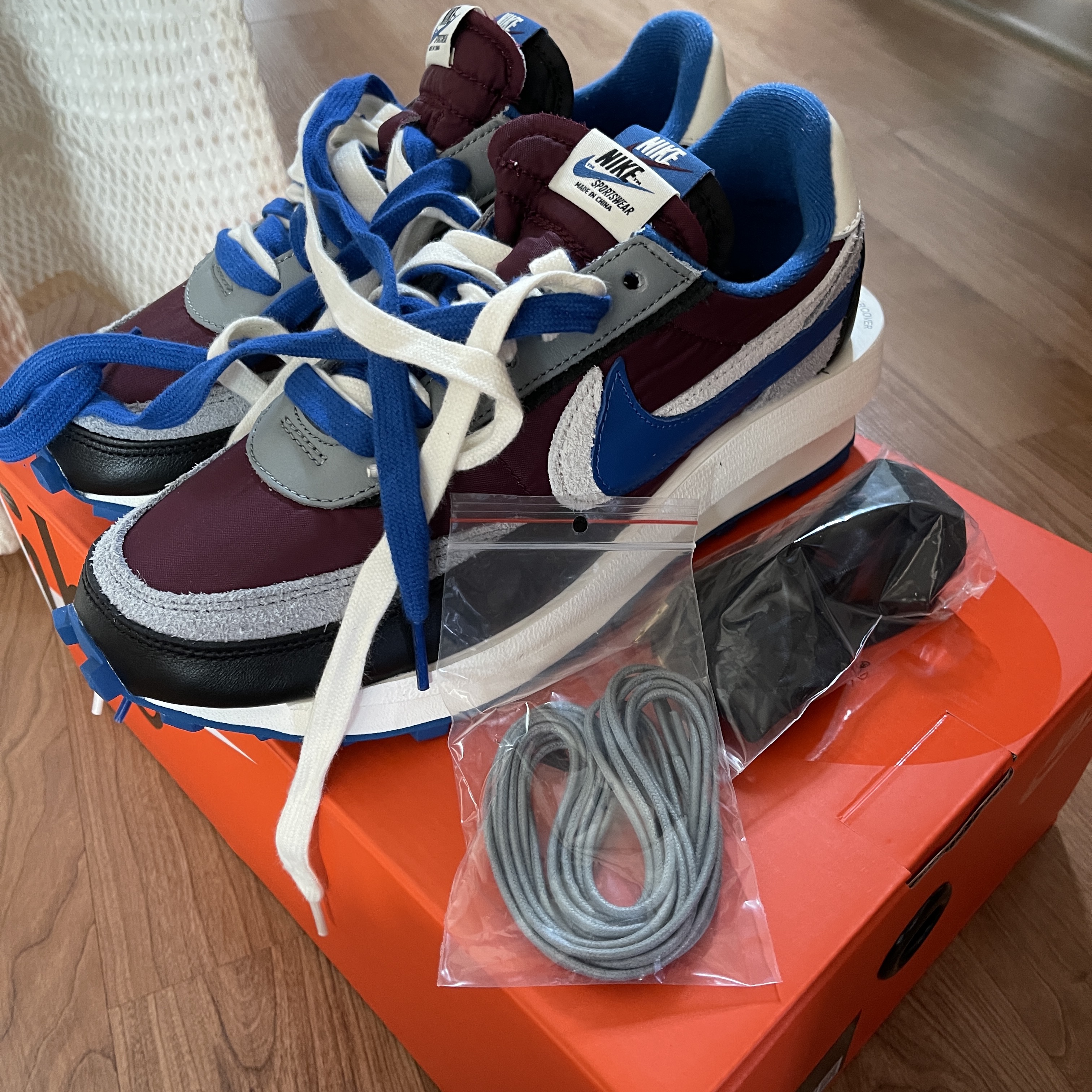 Nike x Sacai x Undercover LDWaffle Night Maroon Team Royal 착용 스타일 - 1