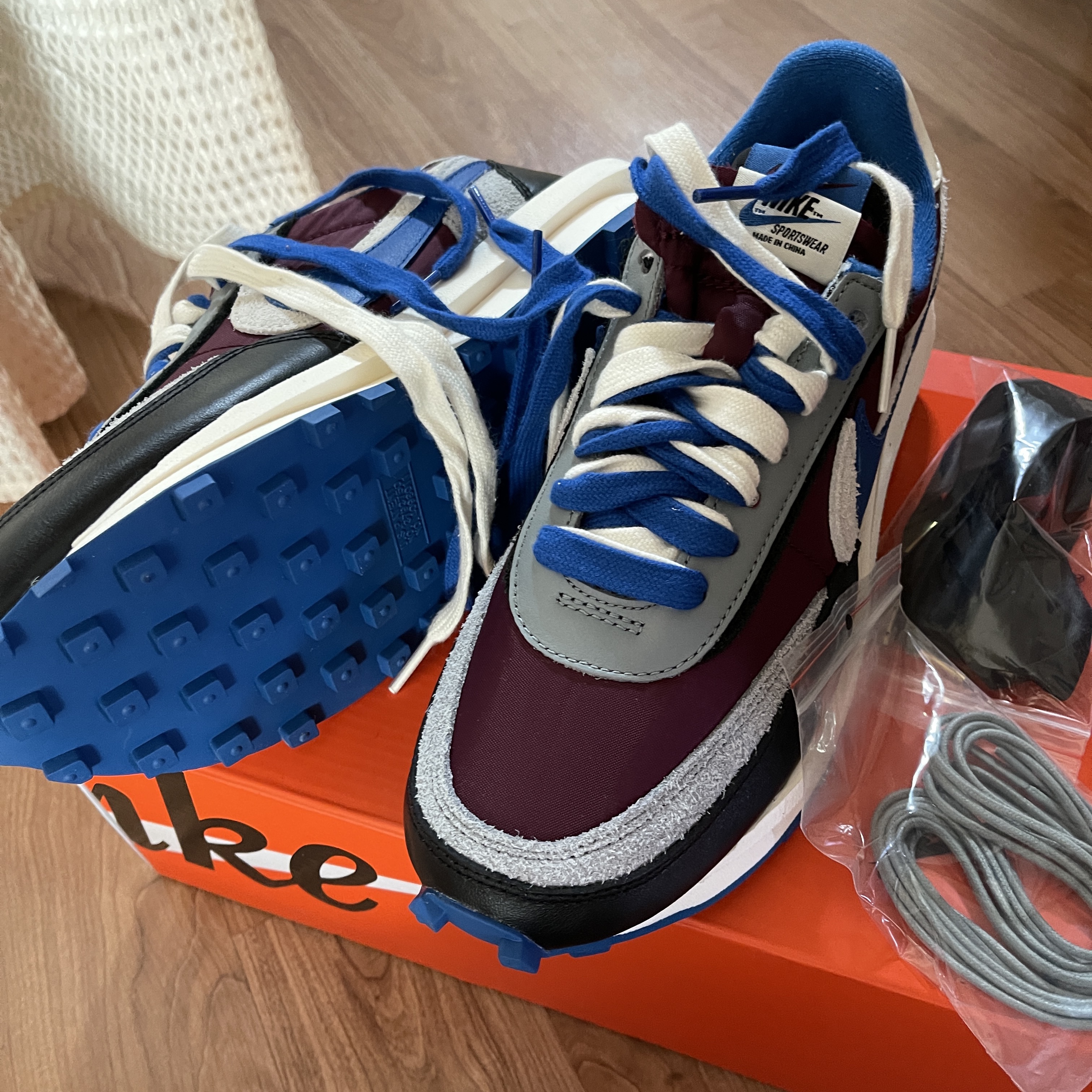 Nike x Sacai x Undercover LDWaffle Night Maroon Team Royal 착용 스타일 - 2
