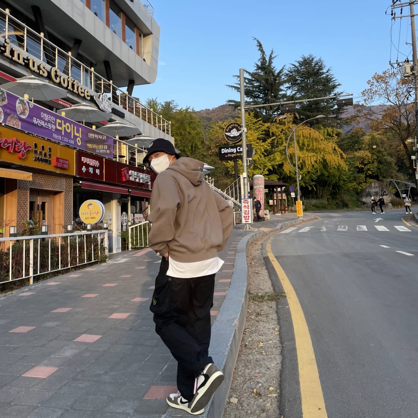 Jordan 1 x Travis Scott Retro High OG SP Mocha, Stone Island 30203 Cargo Pants 5 Pockets Black - 21SS 착용 스타일 - 2