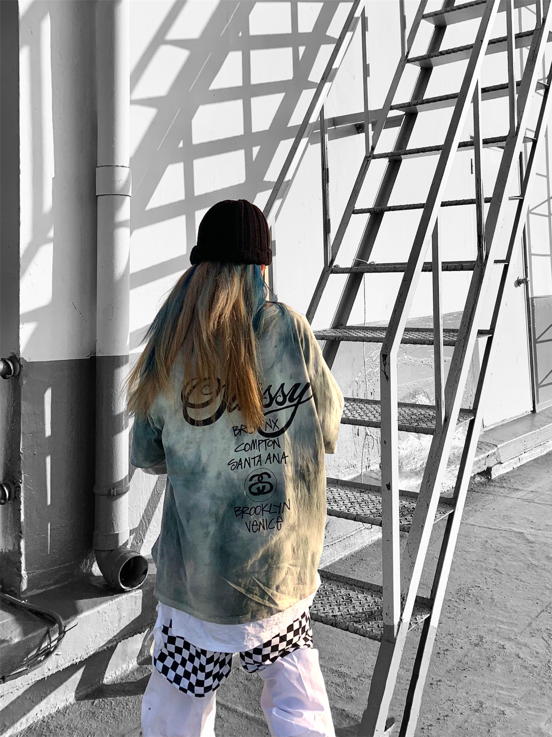 Stussy World Tour T-Shirt Pale Yellow 2021, Jordan 1 Retro High OG University Blue 착용 스타일 - 5