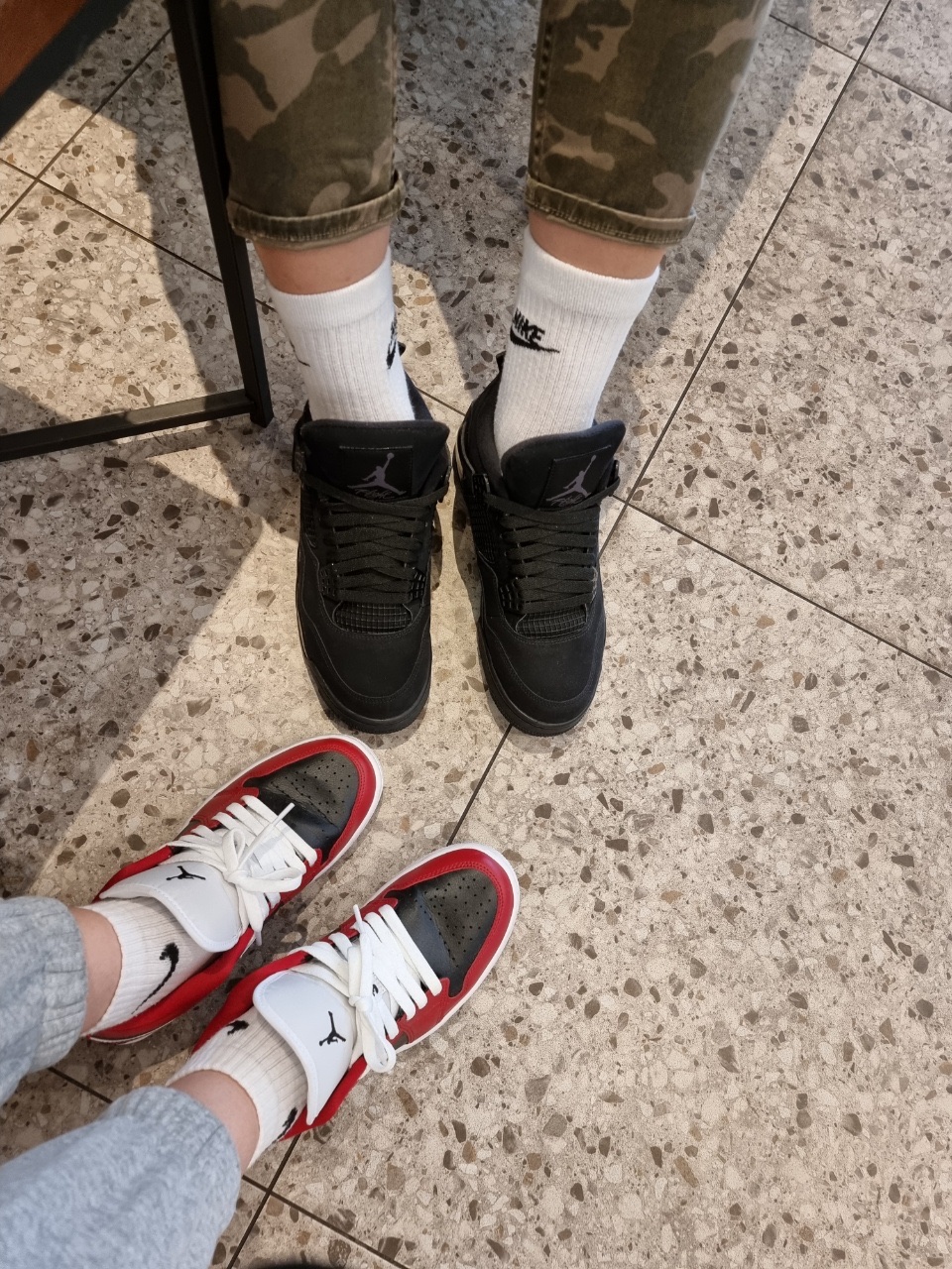 Jordan 4 Retro Black Cat 2020, (W) Jordan 1 Low Chicago Flip 착용 스타일