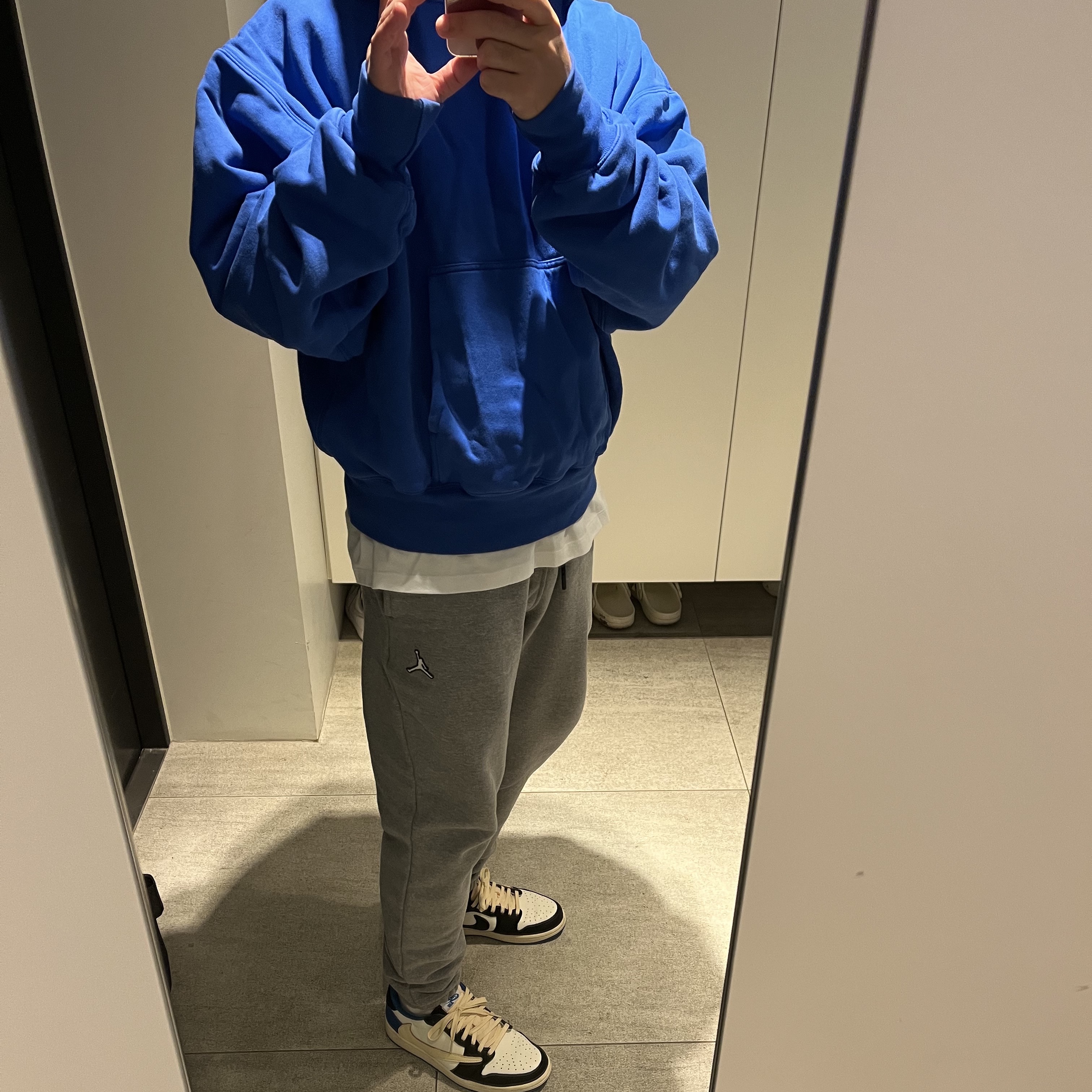 Yeezy Gap Hoodie Blue, Jordan 1 x Travis Scott x Fragment Retro Low OG SP Military Blue 착용 스타일