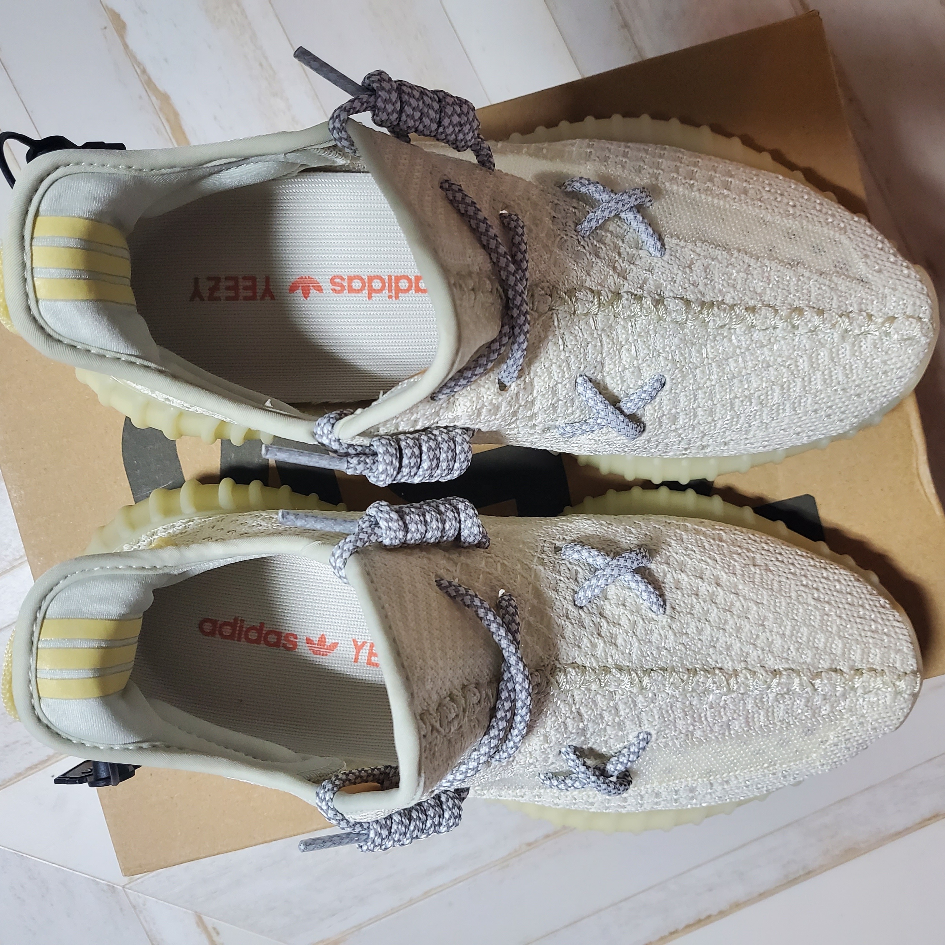 Adidas Yeezy Boost 350 V2 Light, Adidas Yeezy Boost 350 V2 Ash Pearl 착용 스타일 - 2