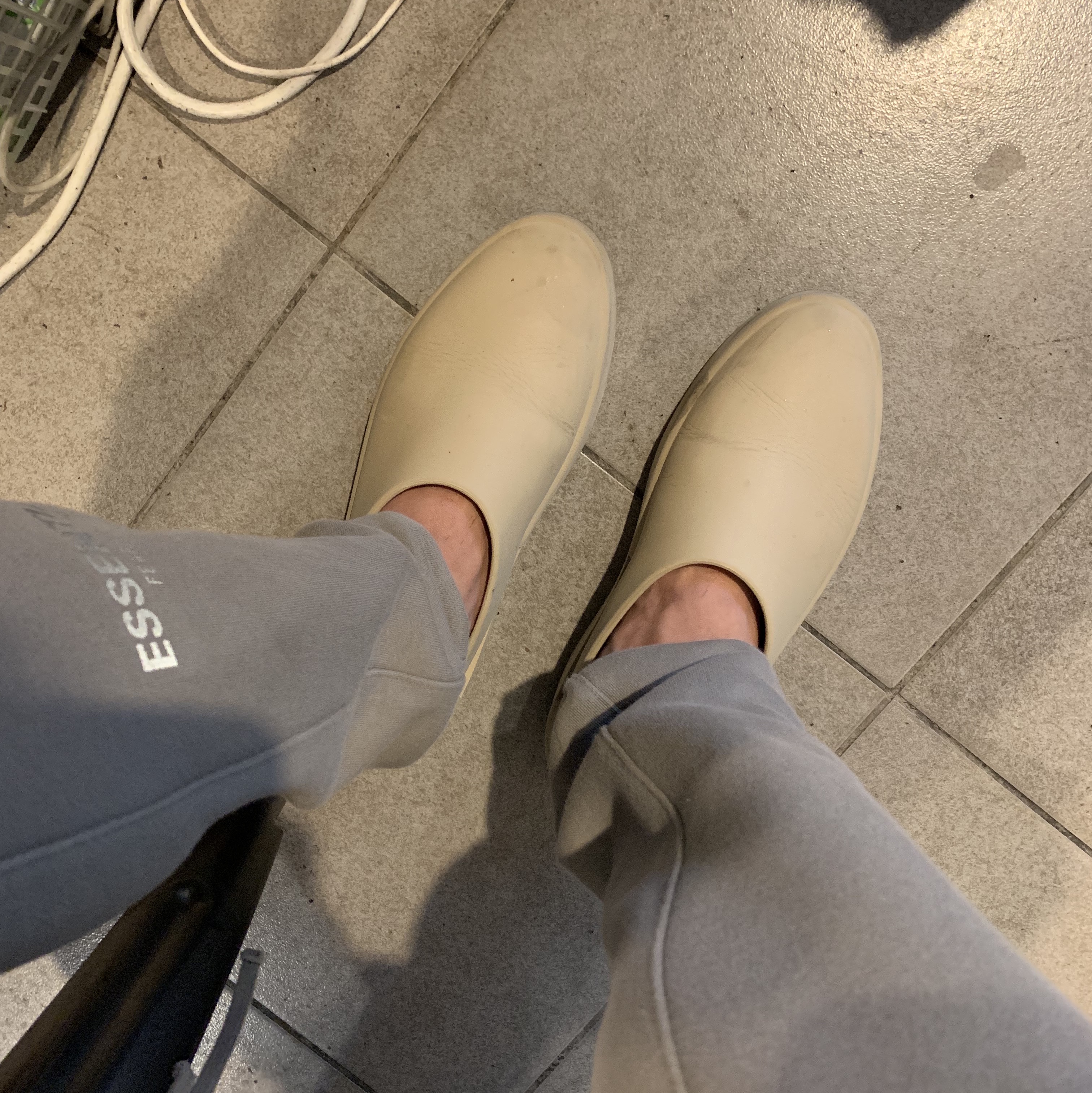 Essentials Sweatpants Gray Flannel/Charcoal - 20SS, Fear of God The California Almond 착용 스타일