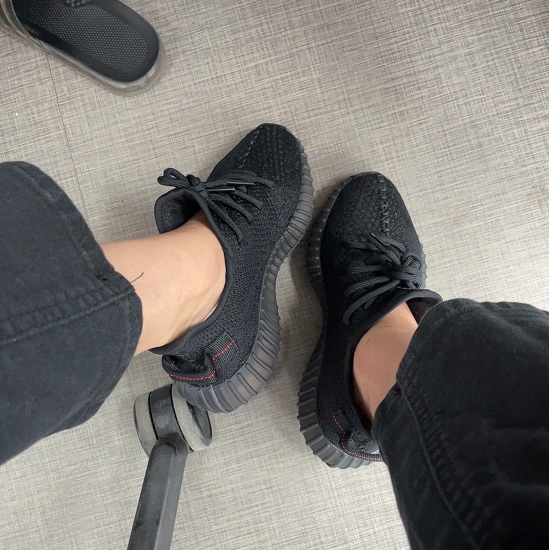 Adidas Yeezy Boost 350 V2 Black Red 2020 착용 스타일 - 3