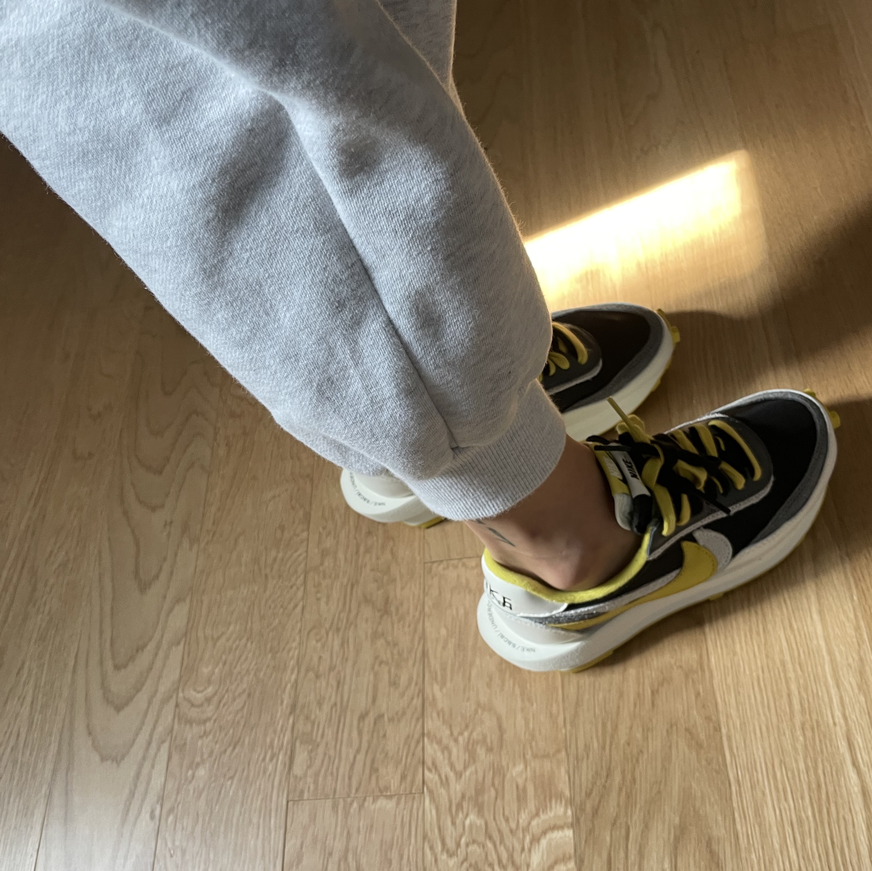 Adidas Yeezy Boost 350 V2 Zebra 2017/2019/2020, Nike x Sacai x Undercover LDWaffle Black Bright Citron 착용 스타일 - 3