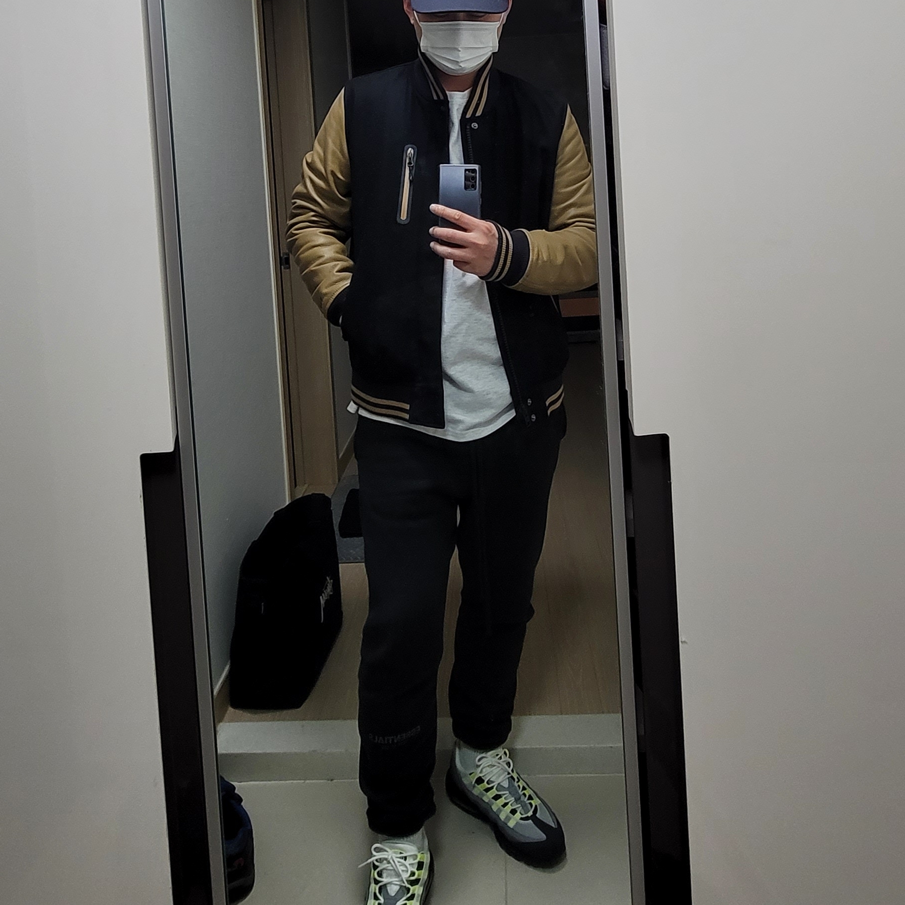 Nike Air Max 95 OG Neon Yellow 2020, Essentials Sweatpants Black - 21SS 착용 스타일