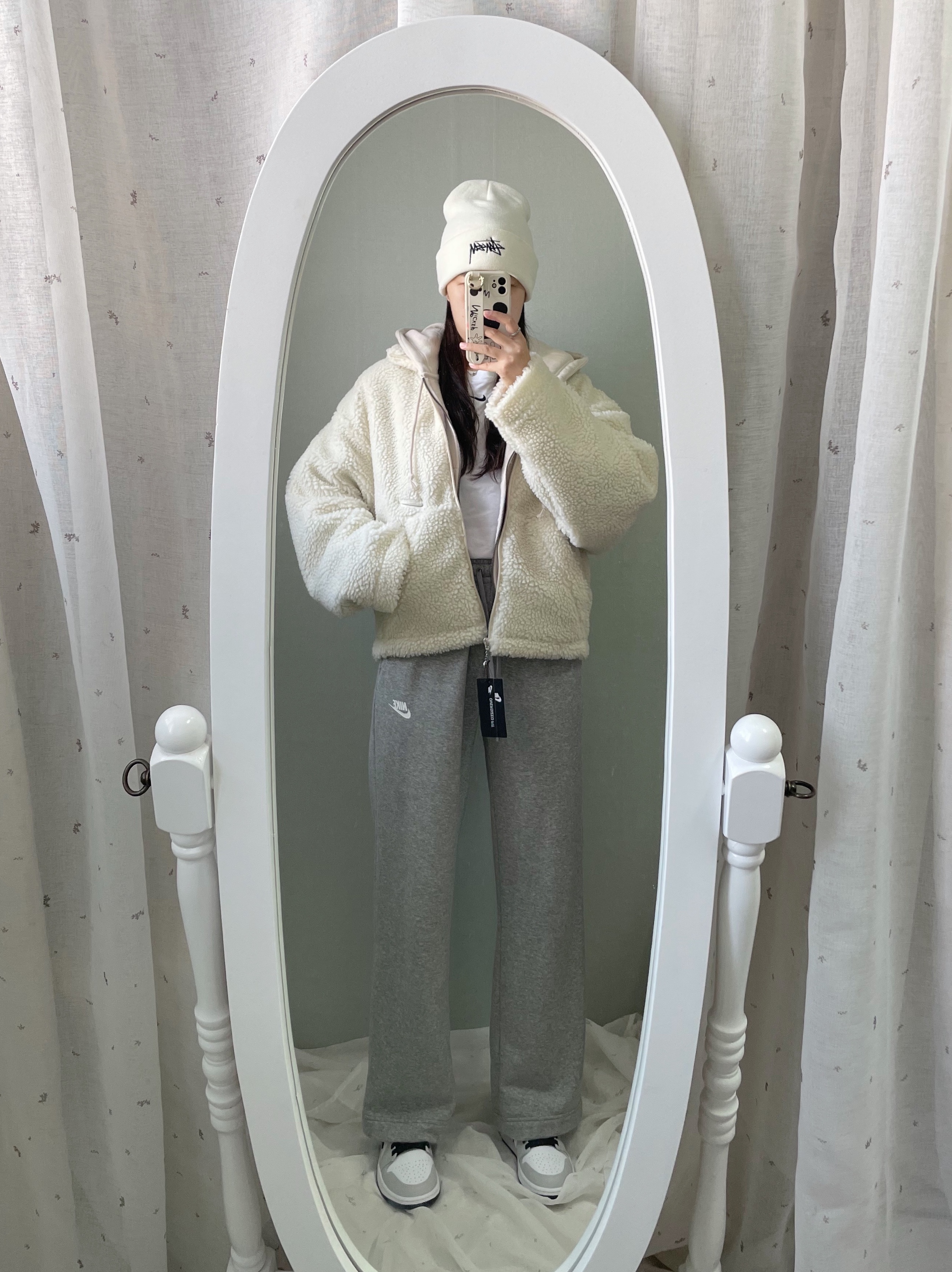 Nike x Stussy Cuff Beanie White, (W) Jordan 1 Mid Grey Fog 착용 스타일 - 4
